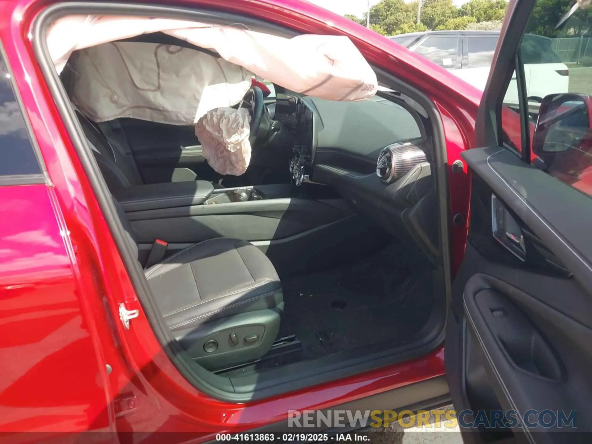 5 Photograph of a damaged car 3GNKDBRJ2RS272616 CHEVROLET BLAZER EV 2024