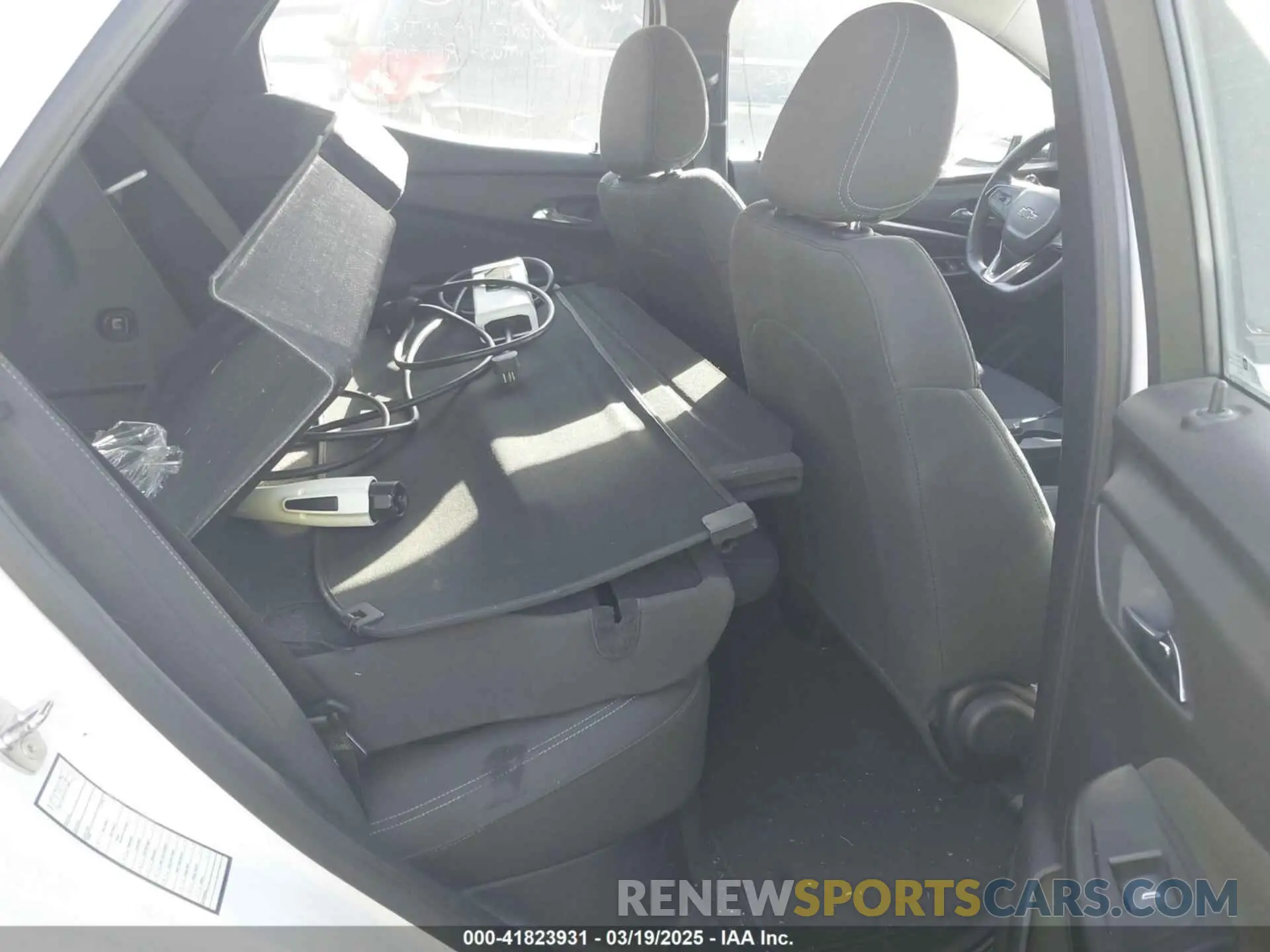 8 Photograph of a damaged car 1G1FY6S00P4153749 CHEVROLET BOLT EUV 2023