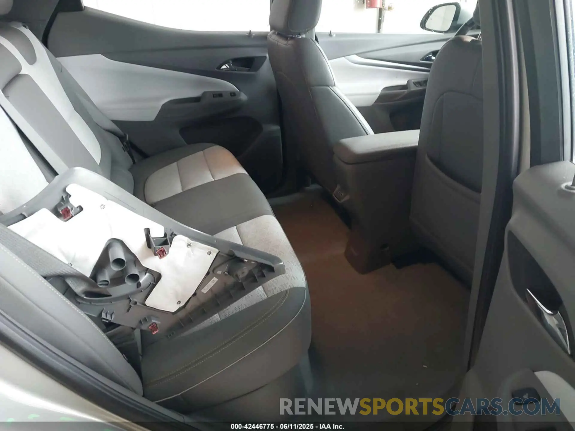 8 Photograph of a damaged car 1G1FZ6S05P4143229 CHEVROLET BOLT EUV 2023