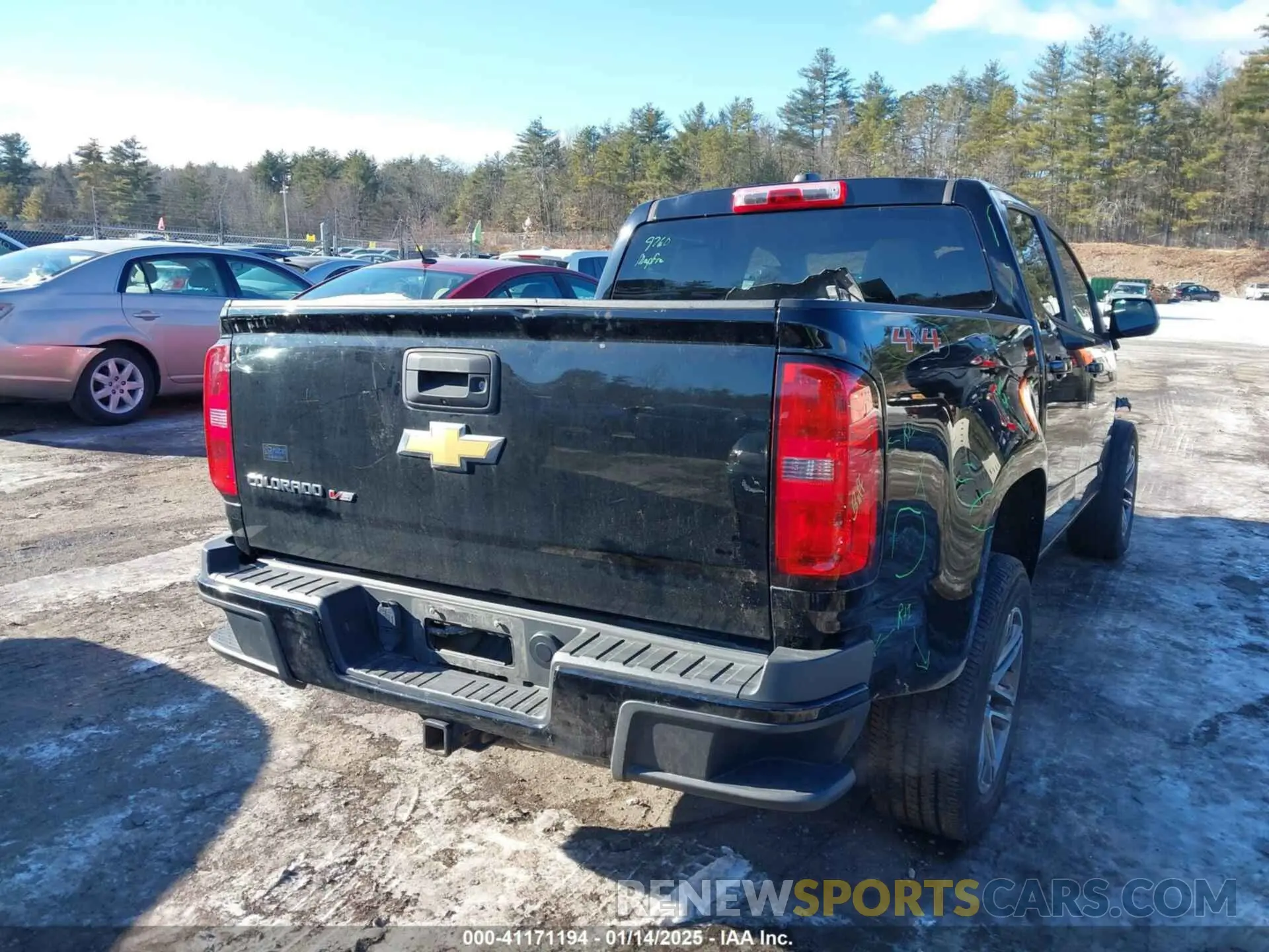 17 Photograph of a damaged car 1GCGTBEN0K1356113 CHEVROLET COLORADO 2019