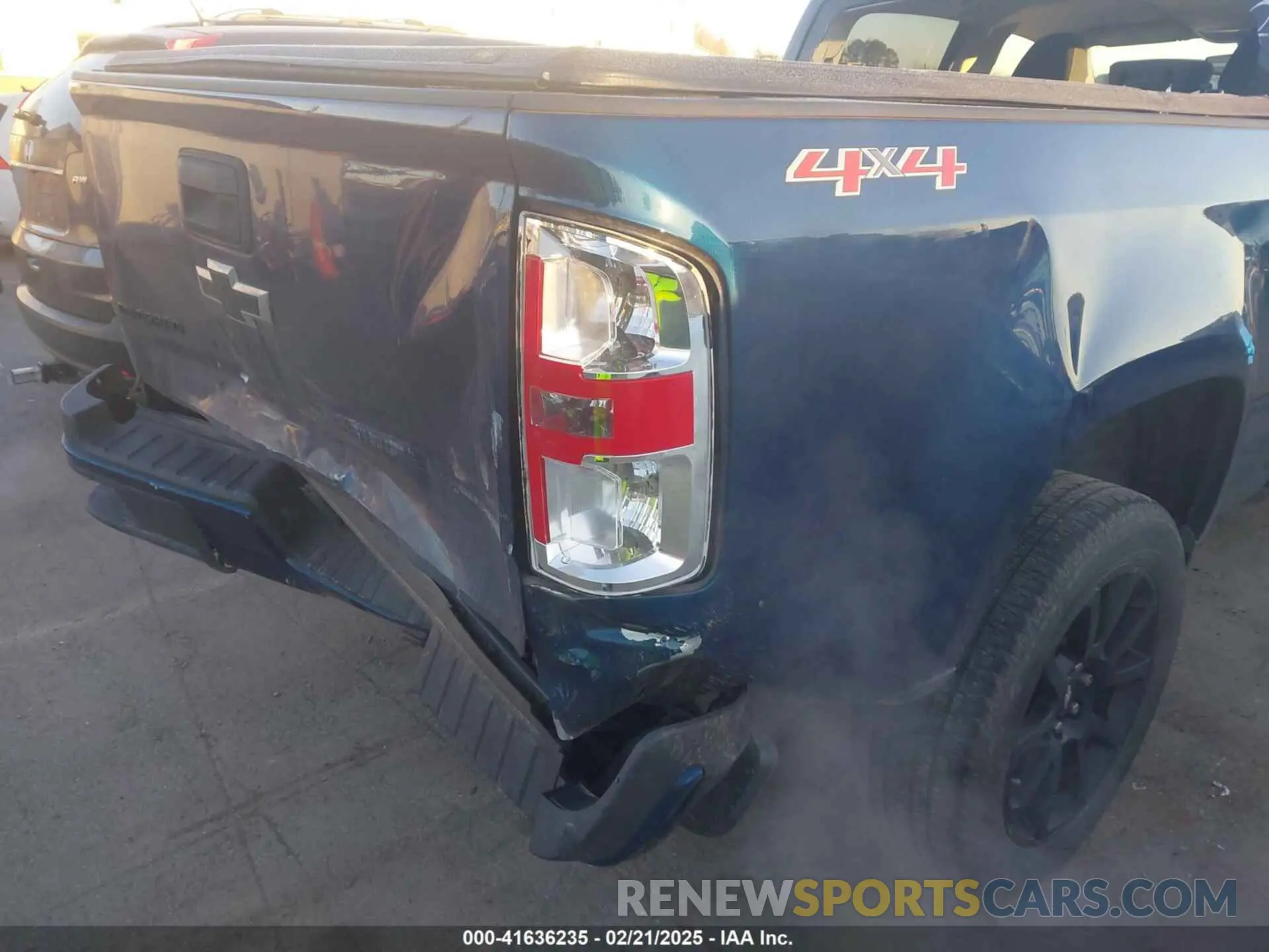 17 Photograph of a damaged car 1GCGTCEN0K1268281 CHEVROLET COLORADO 2019