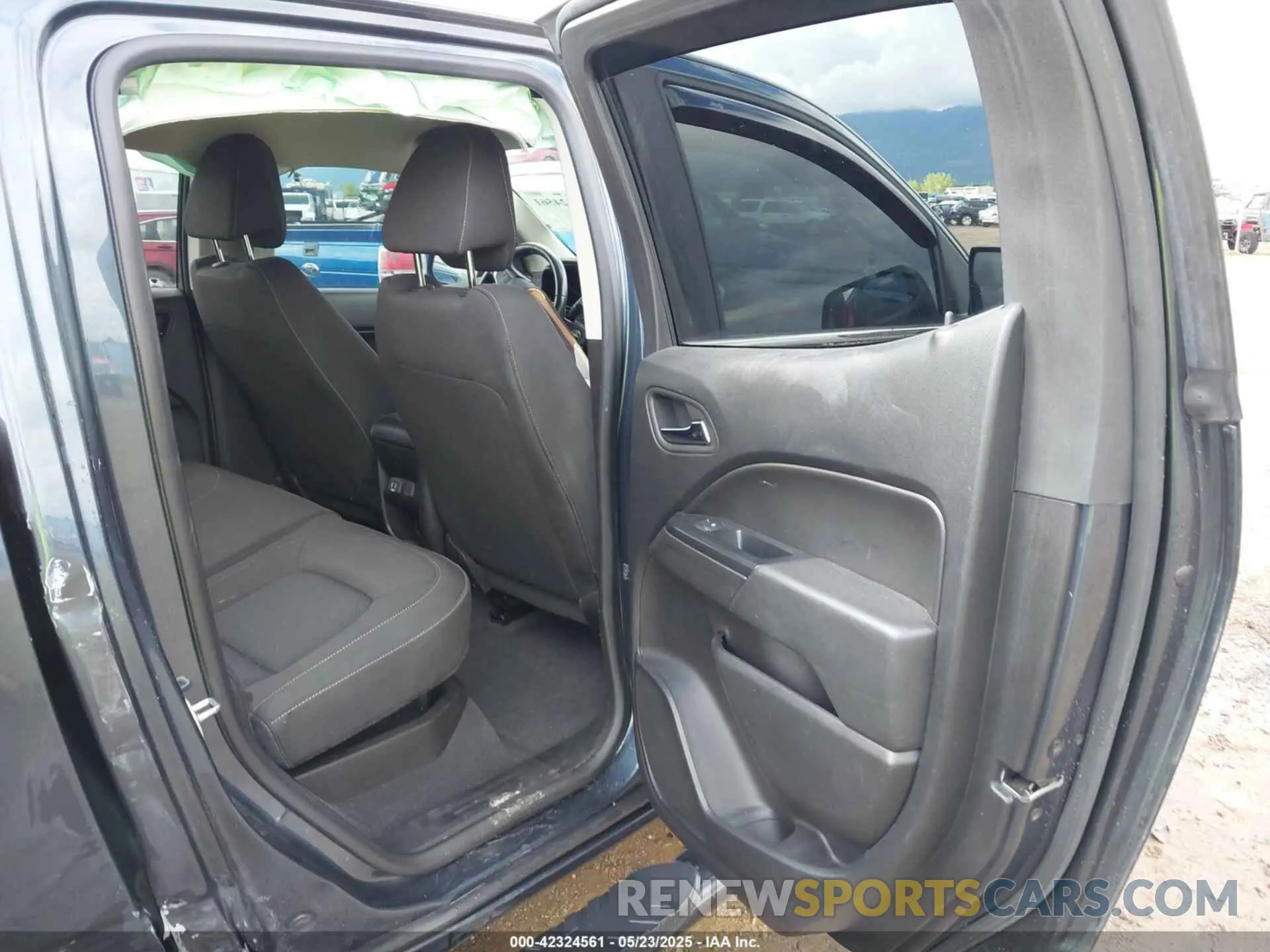 8 Photograph of a damaged car 1GCGTCENXK1117030 CHEVROLET COLORADO 2019