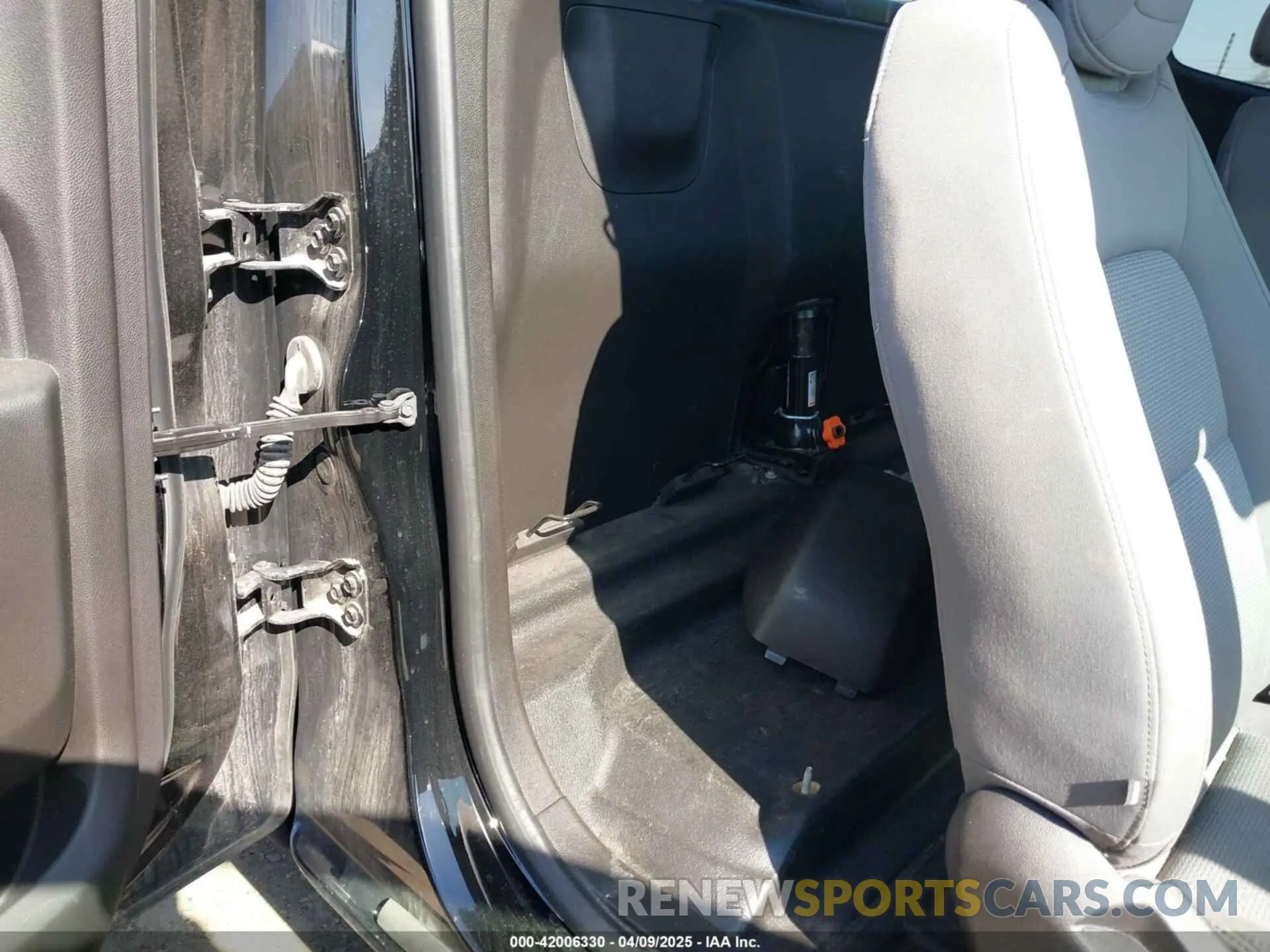 8 Photograph of a damaged car 1GCHSBEA0K1228555 CHEVROLET COLORADO 2019