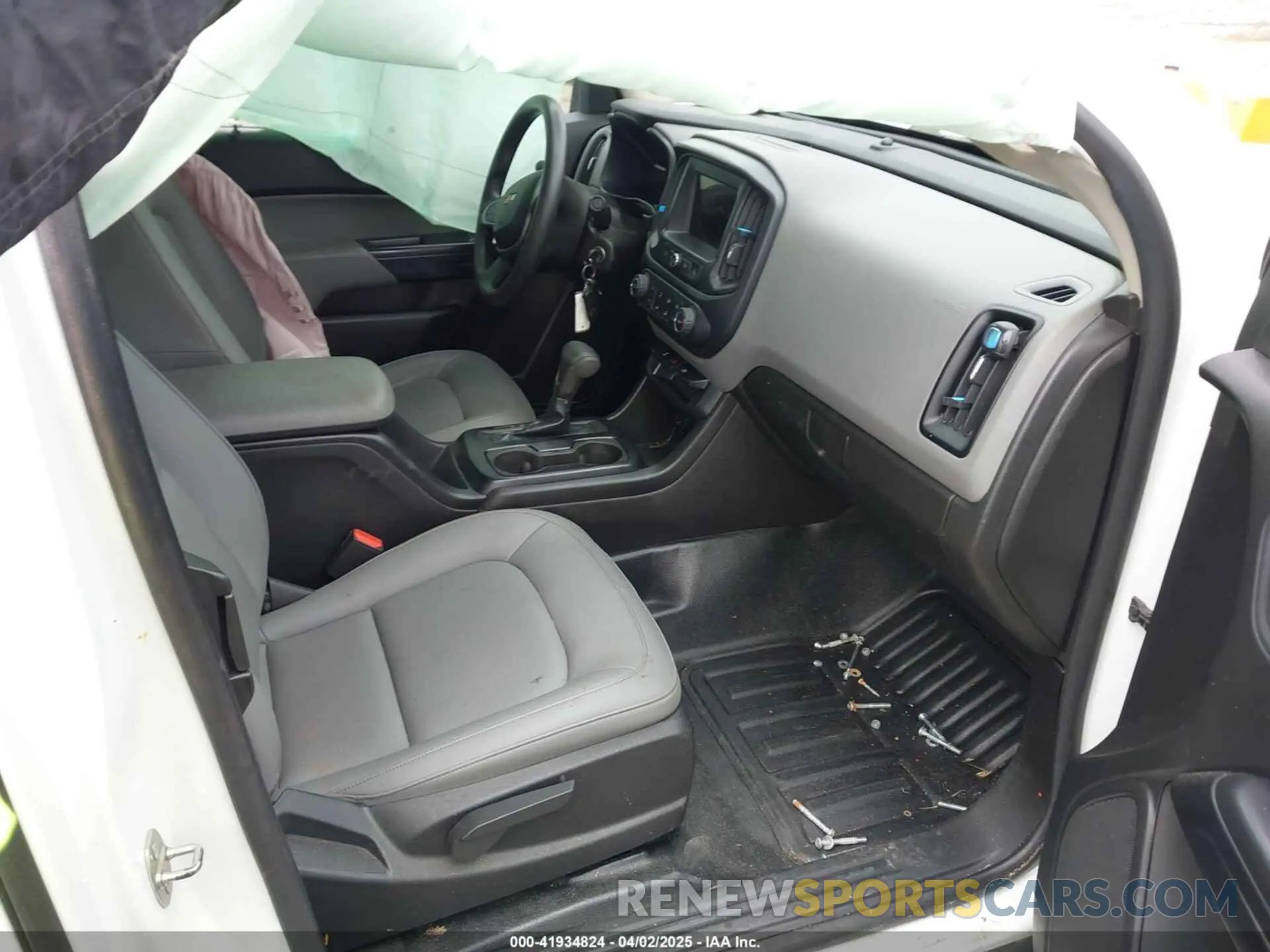 5 Photograph of a damaged car 1GCHSBEA4K1170109 CHEVROLET COLORADO 2019