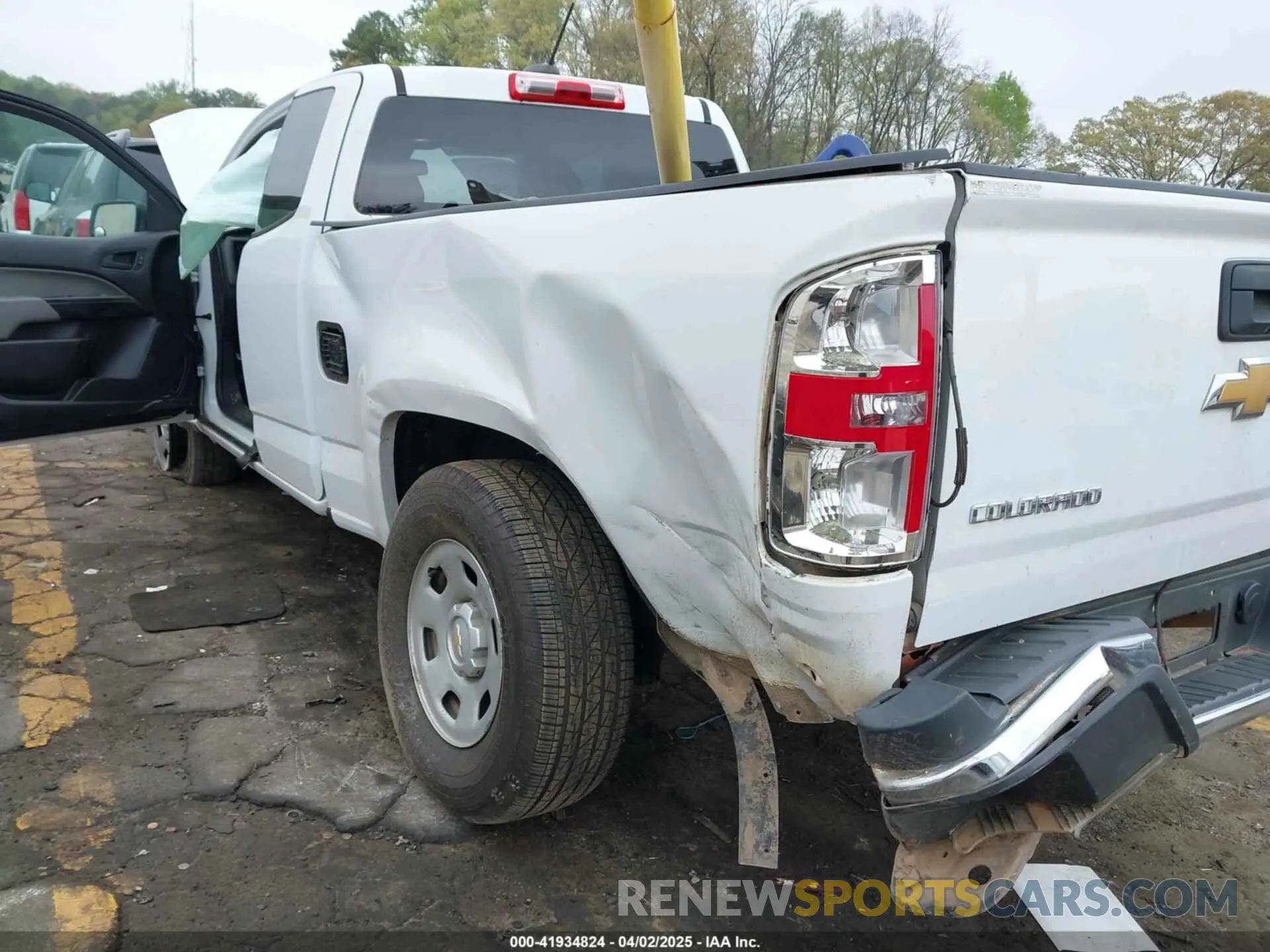 6 Photograph of a damaged car 1GCHSBEA4K1170109 CHEVROLET COLORADO 2019