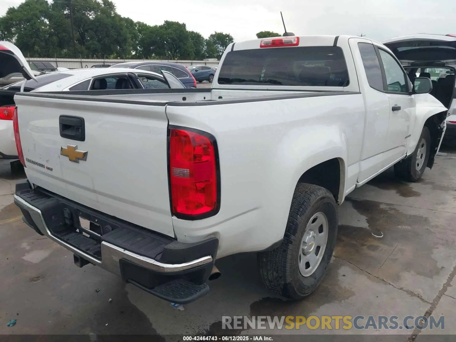 4 Photograph of a damaged car 1GCHSBEN4K1121267 CHEVROLET COLORADO 2019