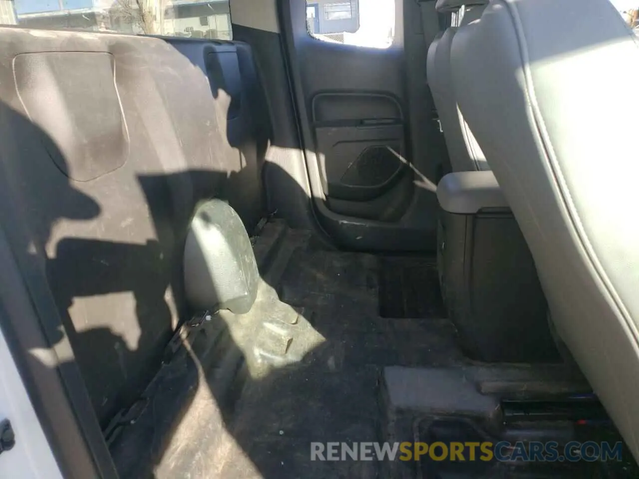 11 Photograph of a damaged car 1GCHSAEAXL1240062 CHEVROLET COLORADO 2020