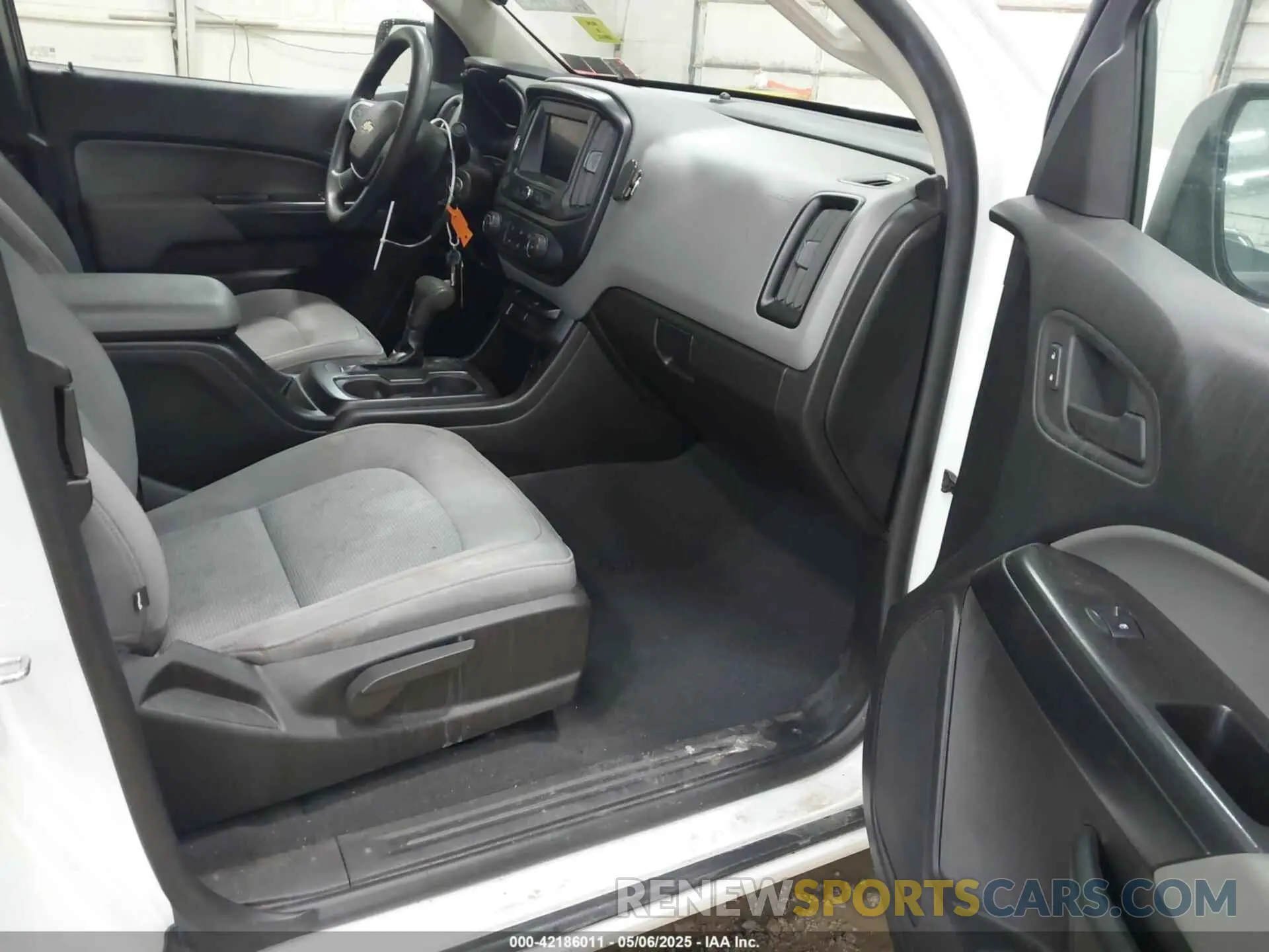 5 Photograph of a damaged car 1GCHSBEA8L1227686 CHEVROLET COLORADO 2020
