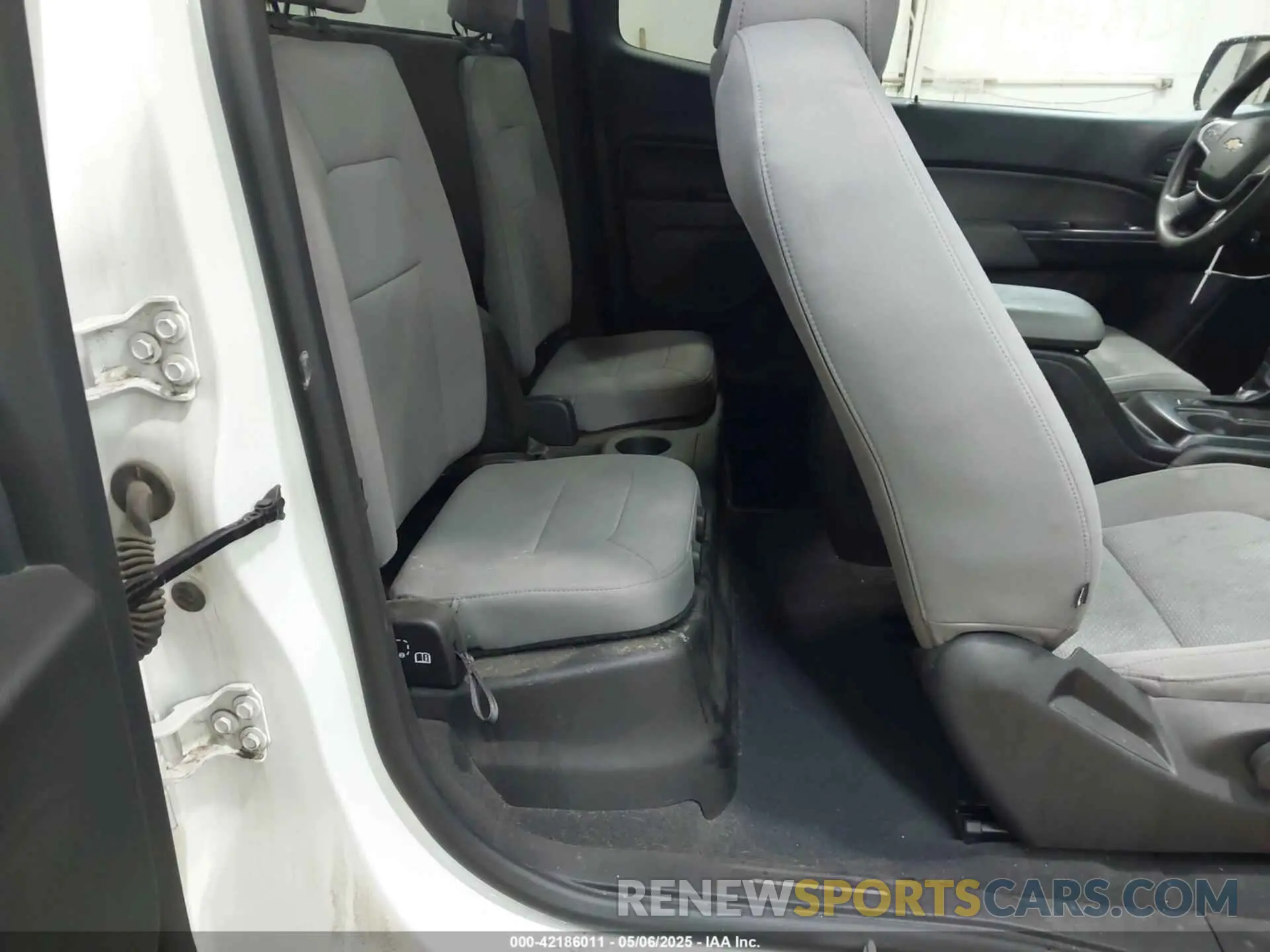 8 Photograph of a damaged car 1GCHSBEA8L1227686 CHEVROLET COLORADO 2020