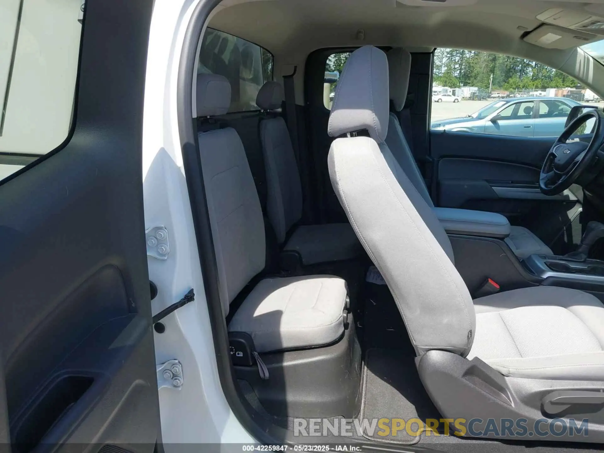 8 Photograph of a damaged car 1GCHSCEN2L1142030 CHEVROLET COLORADO 2020