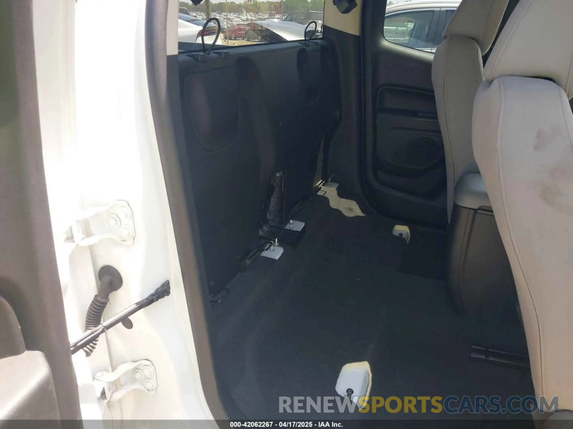 8 Фотография поврежденного автомобиля 1GCHTBEN6L1242736 CHEVROLET COLORADO 2020