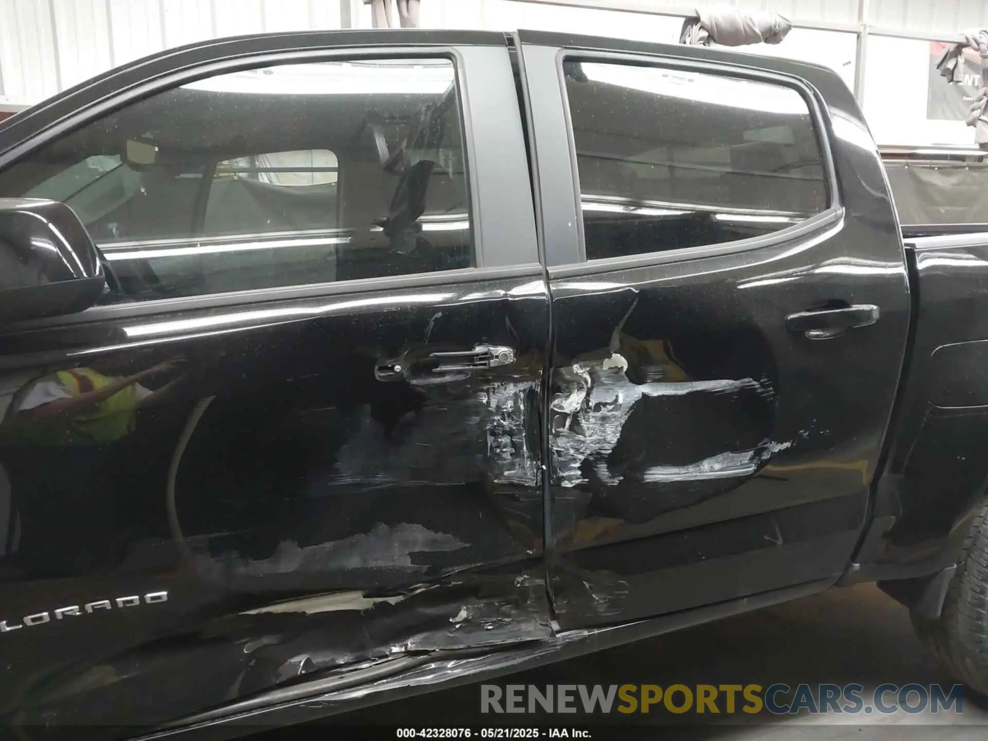 17 Photograph of a damaged car 1GCGSCEN2M1195243 CHEVROLET COLORADO 2021
