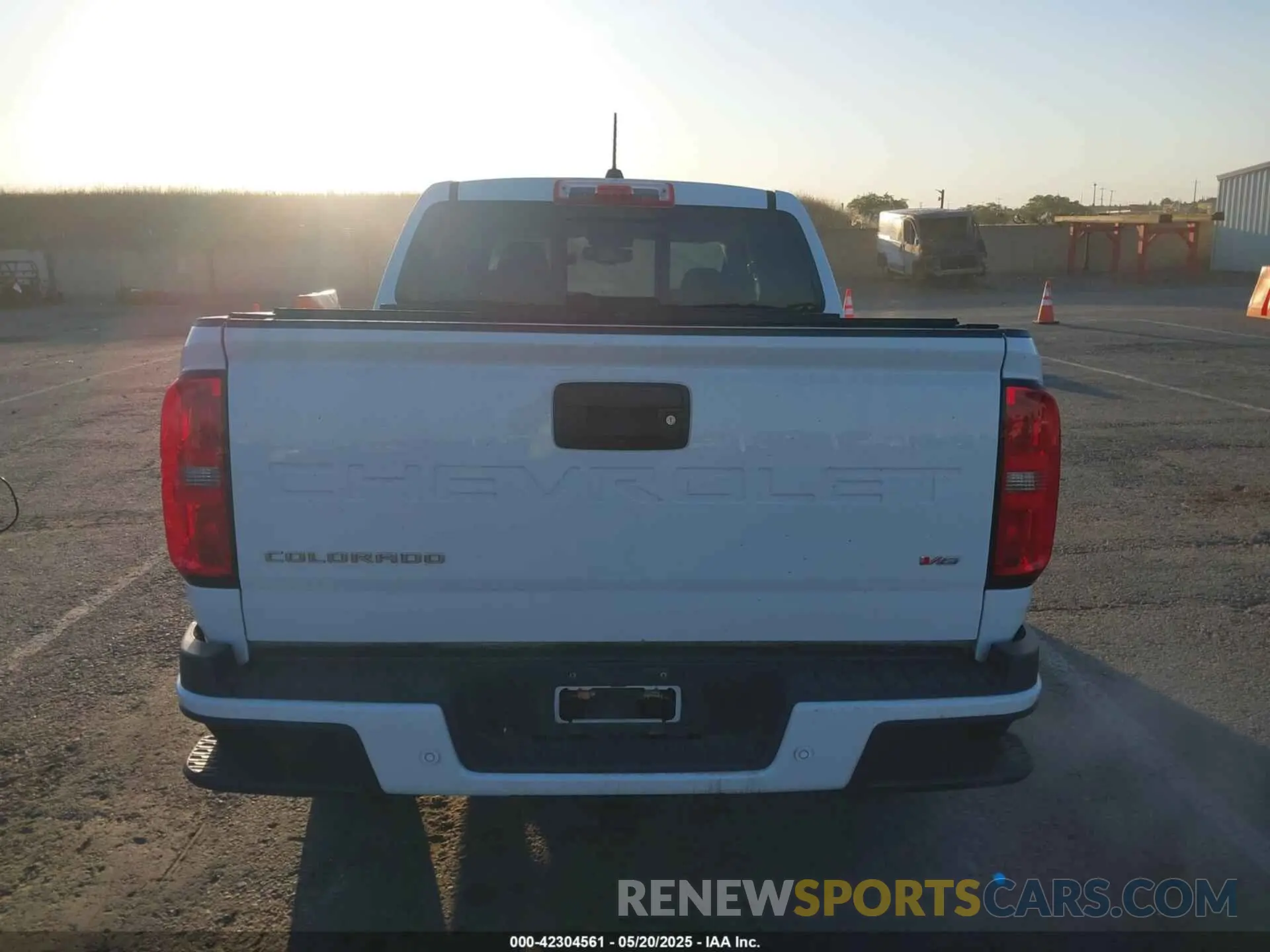 16 Photograph of a damaged car 1GCGTDEN2M1110856 CHEVROLET COLORADO 2021