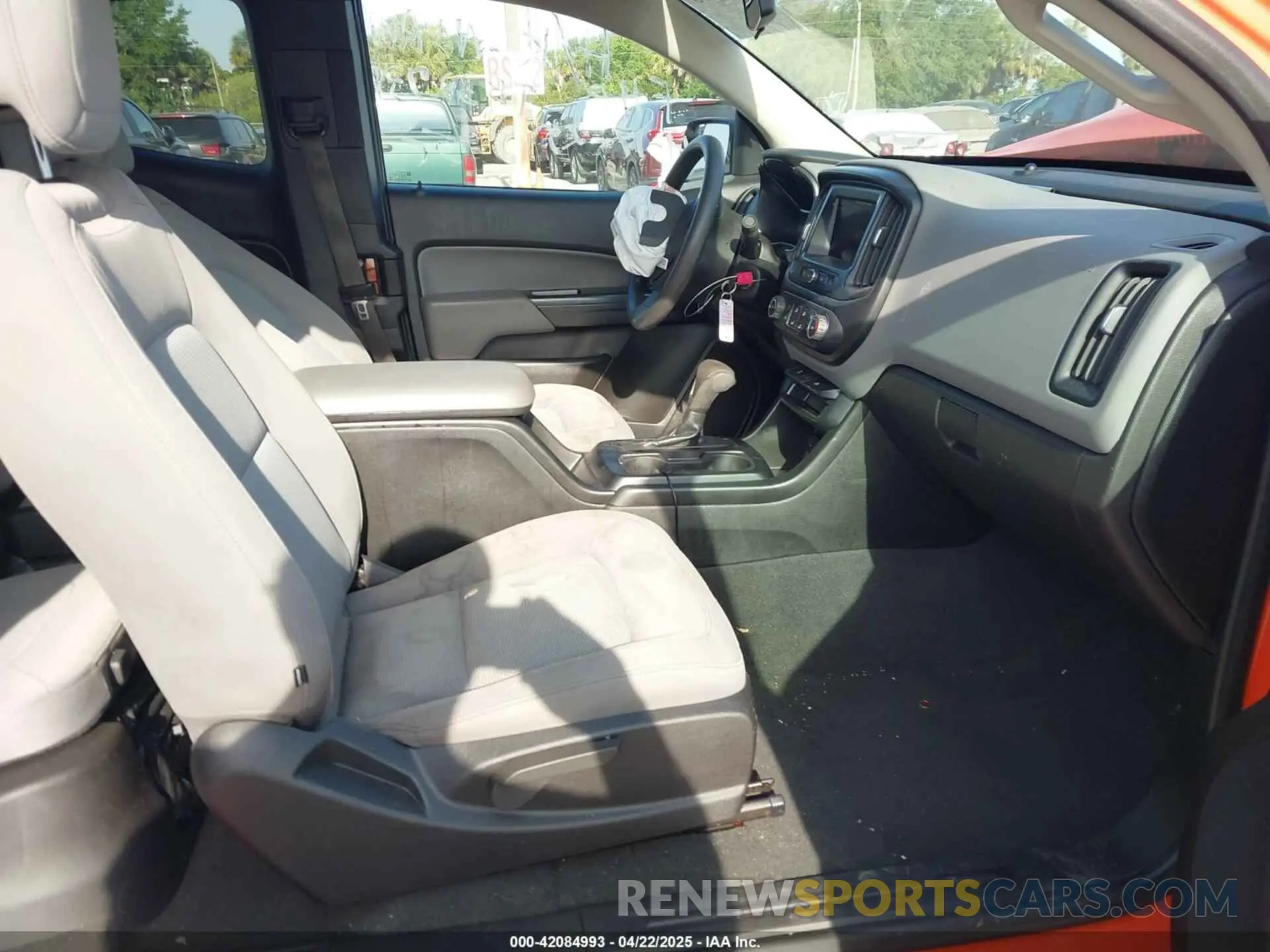 4 Photograph of a damaged car 1GCHSBEA9M1154037 CHEVROLET COLORADO 2021