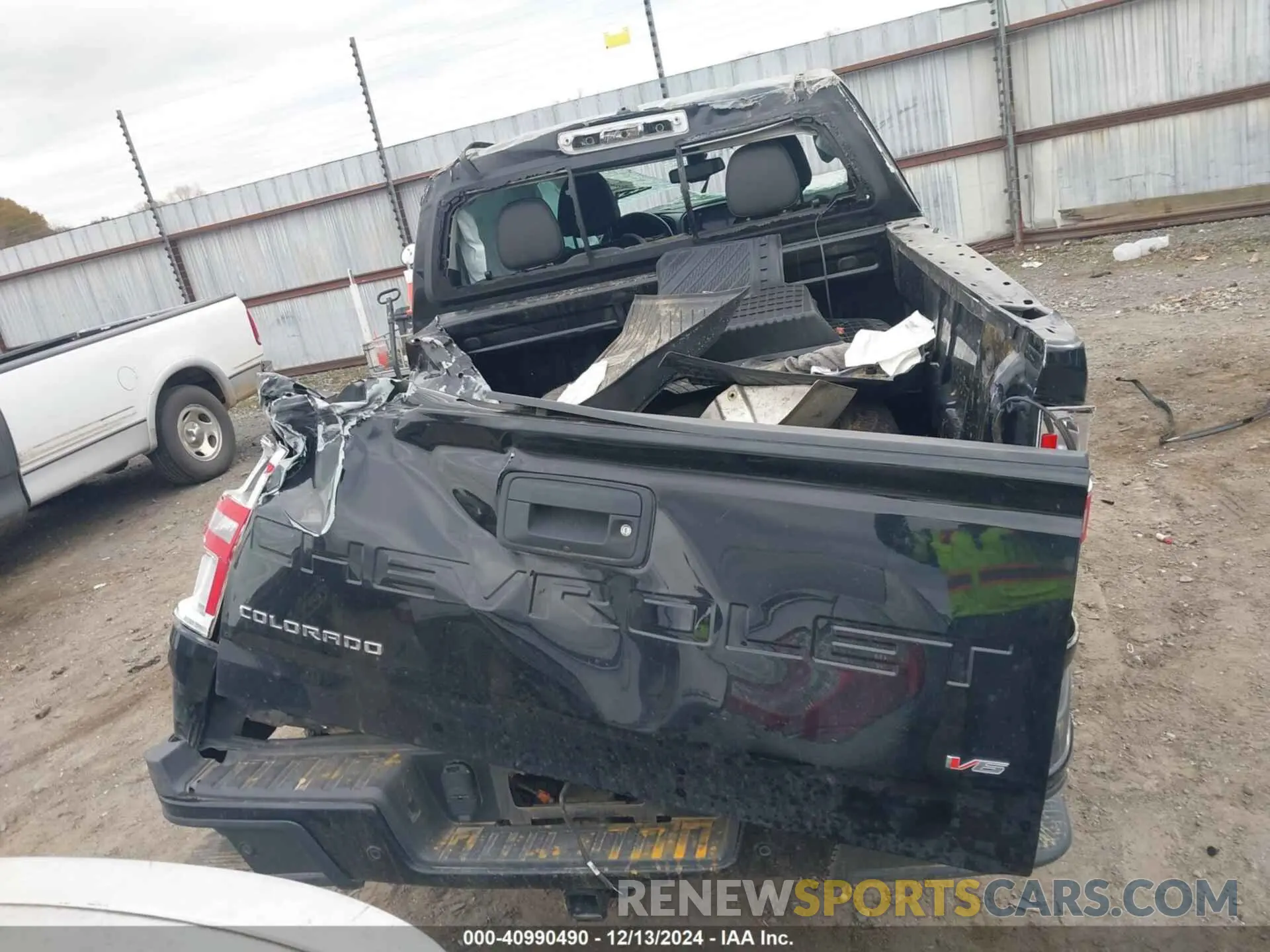 18 Photograph of a damaged car 1GCGTDENXN1136509 CHEVROLET COLORADO 2022