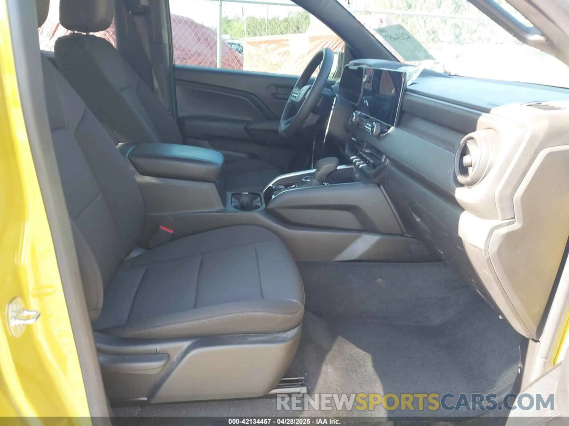 5 Photograph of a damaged car 1GCPTEEK9P1241315 CHEVROLET COLORADO 2023