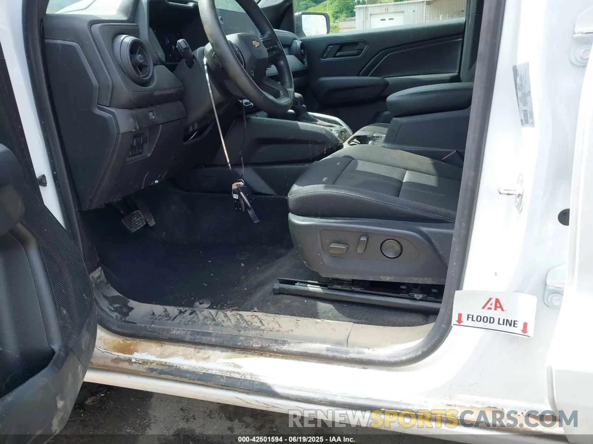 6 Фотография поврежденного автомобиля 1GCPSBEK0R1117857 CHEVROLET COLORADO 2024