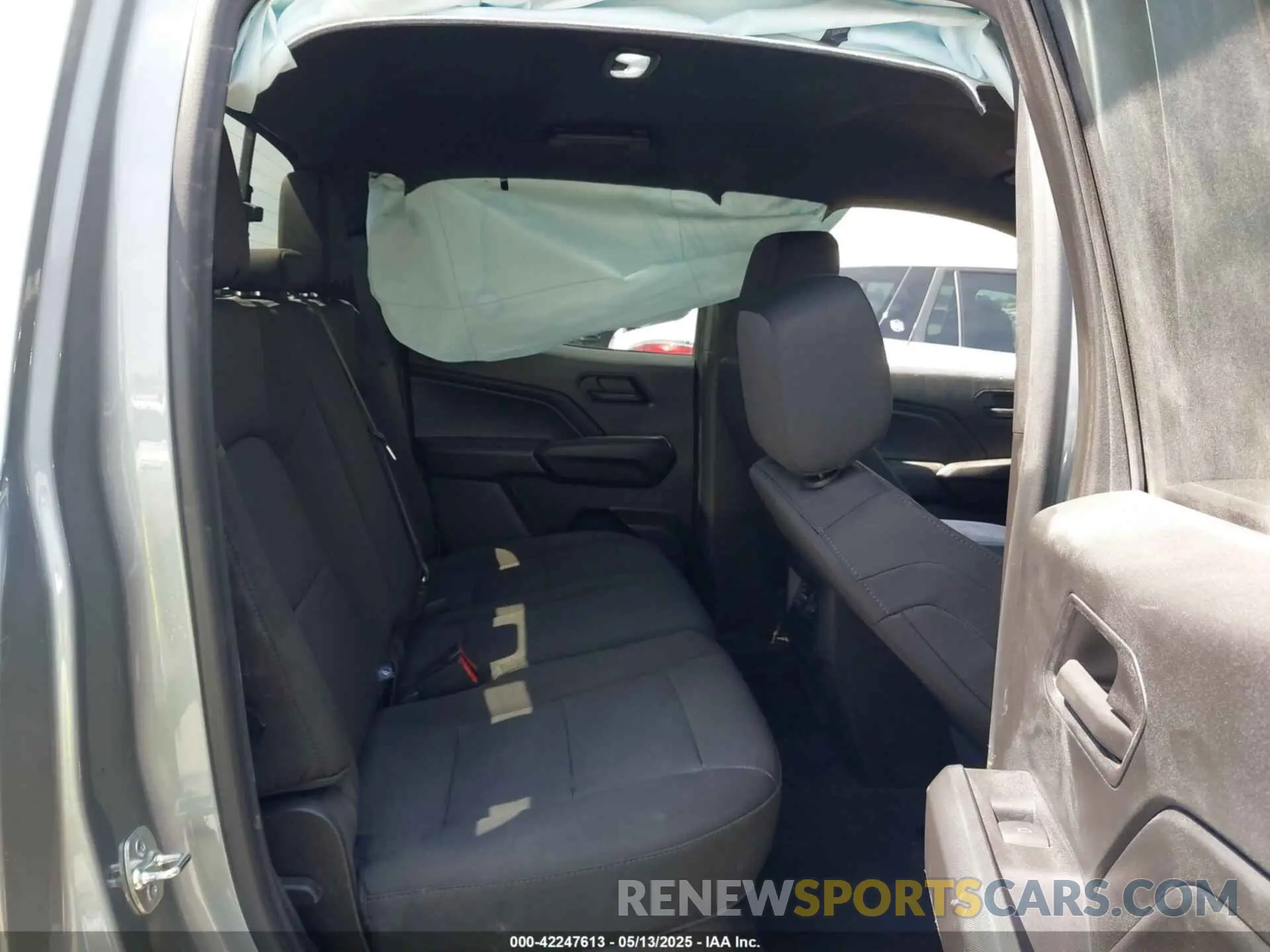 8 Photograph of a damaged car 1GCPTEEK1R1315989 CHEVROLET COLORADO 2024