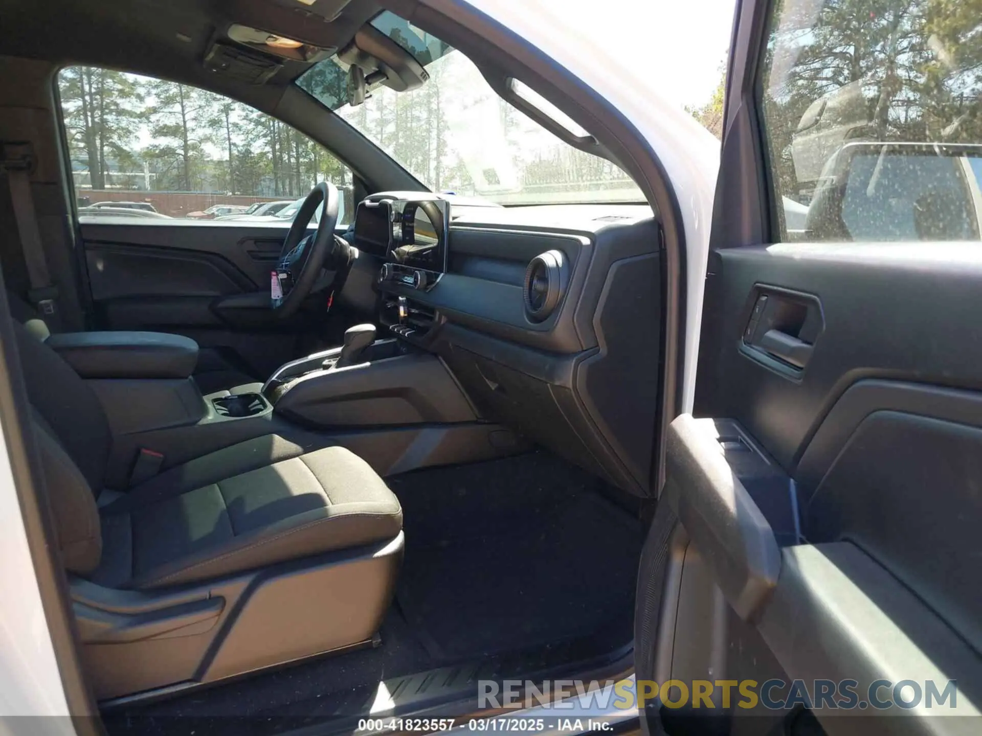 5 Photograph of a damaged car 1GCPTEEK5R1320242 CHEVROLET COLORADO 2024