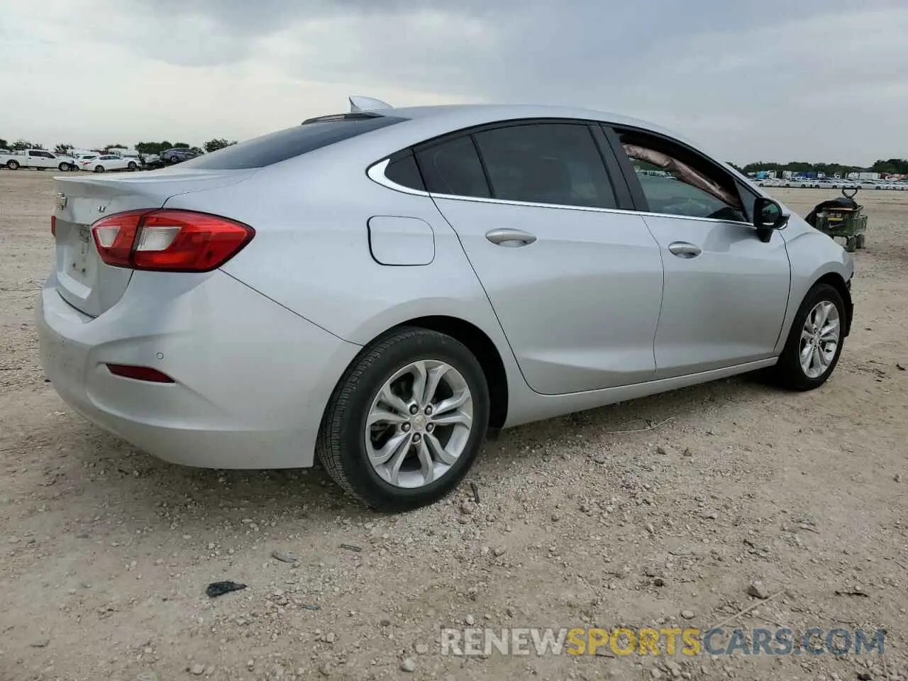 3 Фотография поврежденного автомобиля 1G1BE5SM8K7102768 CHEVROLET CRUZE 2019