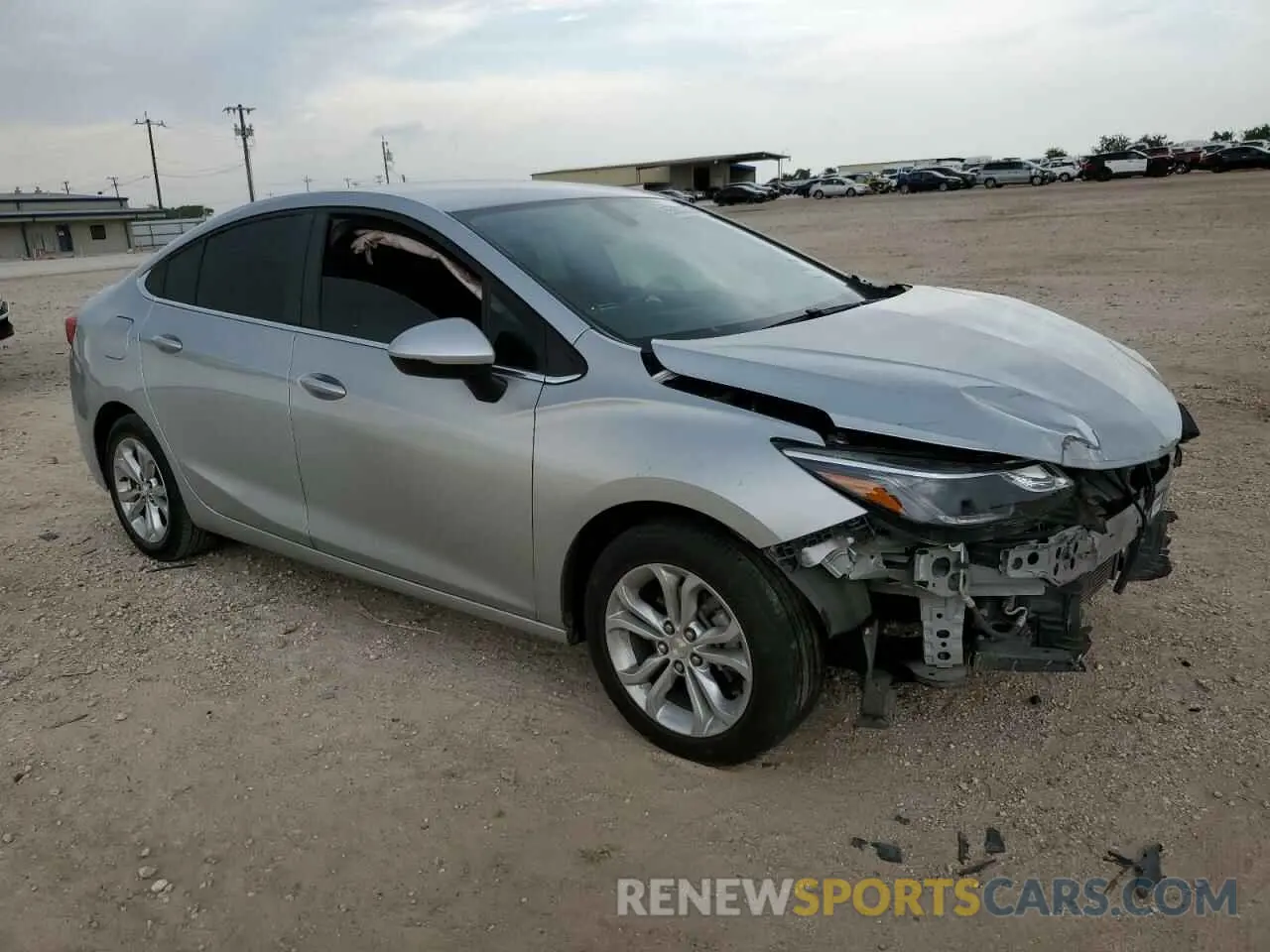 4 Фотография поврежденного автомобиля 1G1BE5SM8K7102768 CHEVROLET CRUZE 2019