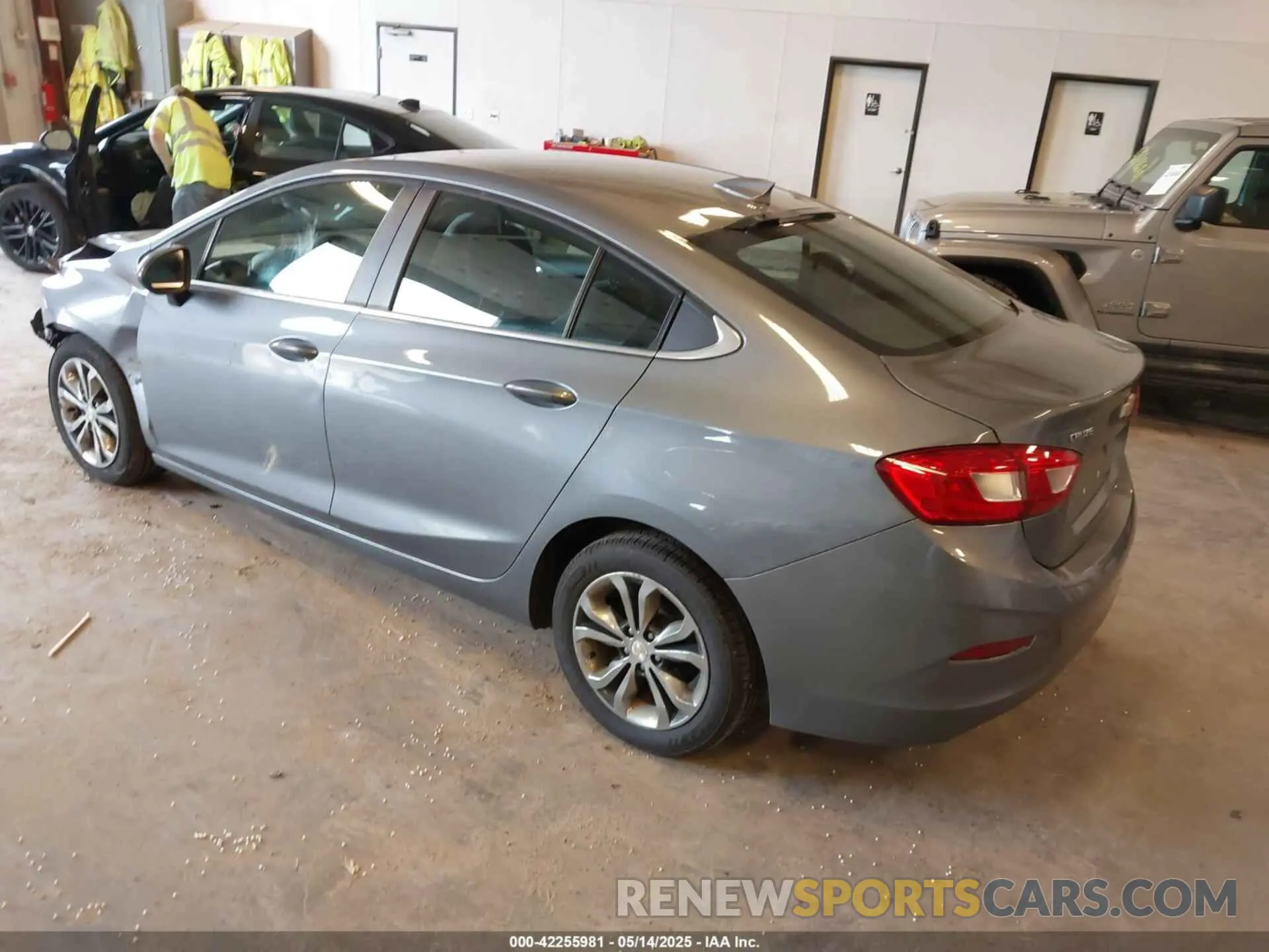 3 Фотография поврежденного автомобиля 1G1BE5SM8K7139173 CHEVROLET CRUZE 2019