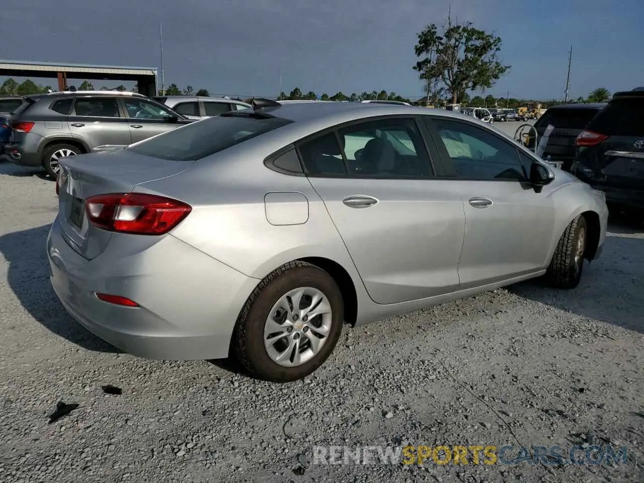 3 Фотография поврежденного автомобиля 1G1BJ5SM8K7104645 CHEVROLET CRUZE 2019