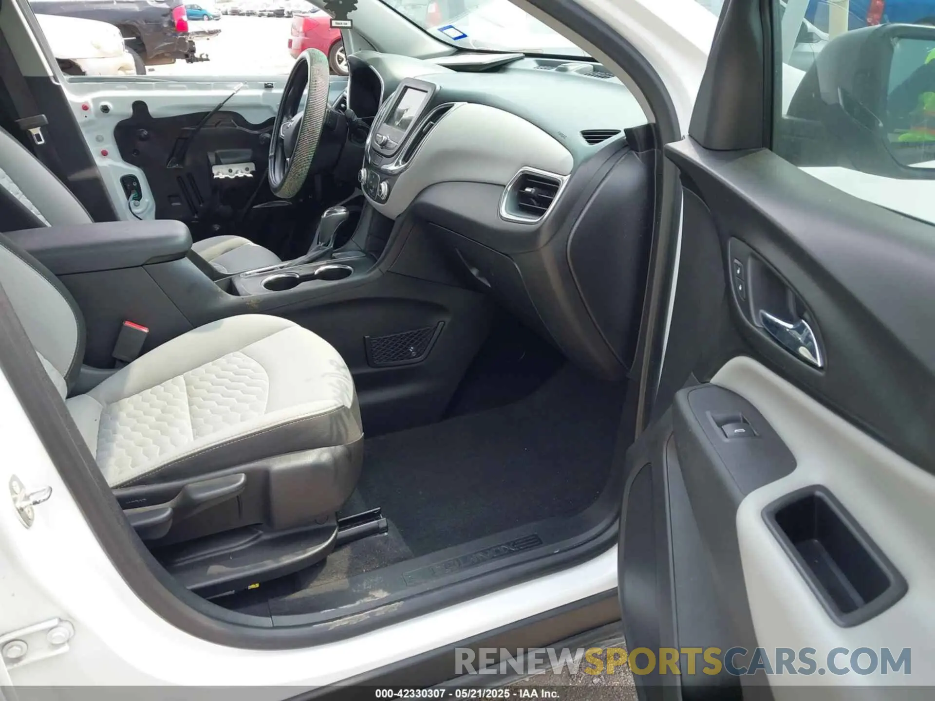 5 Photograph of a damaged car 2GNAXHEV0K6118103 CHEVROLET EQUINOX 2019