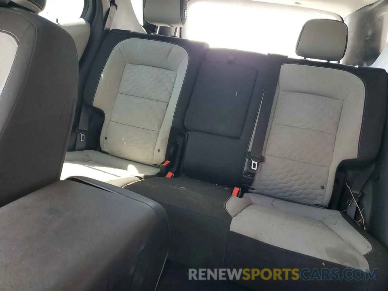 10 Photograph of a damaged car 2GNAXHEV3K6251115 CHEVROLET EQUINOX 2019