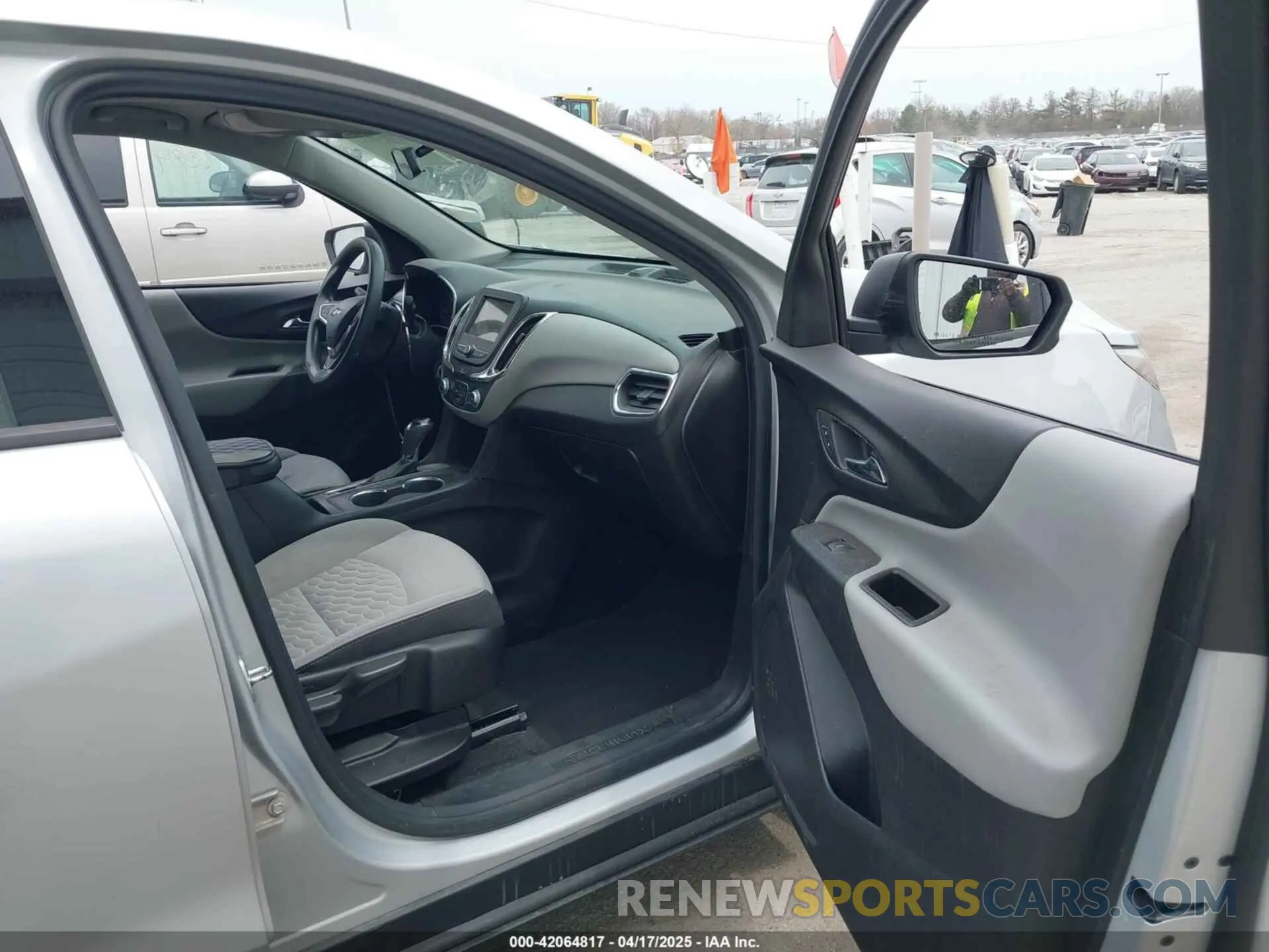 5 Photograph of a damaged car 2GNAXHEV4K6145594 CHEVROLET EQUINOX 2019