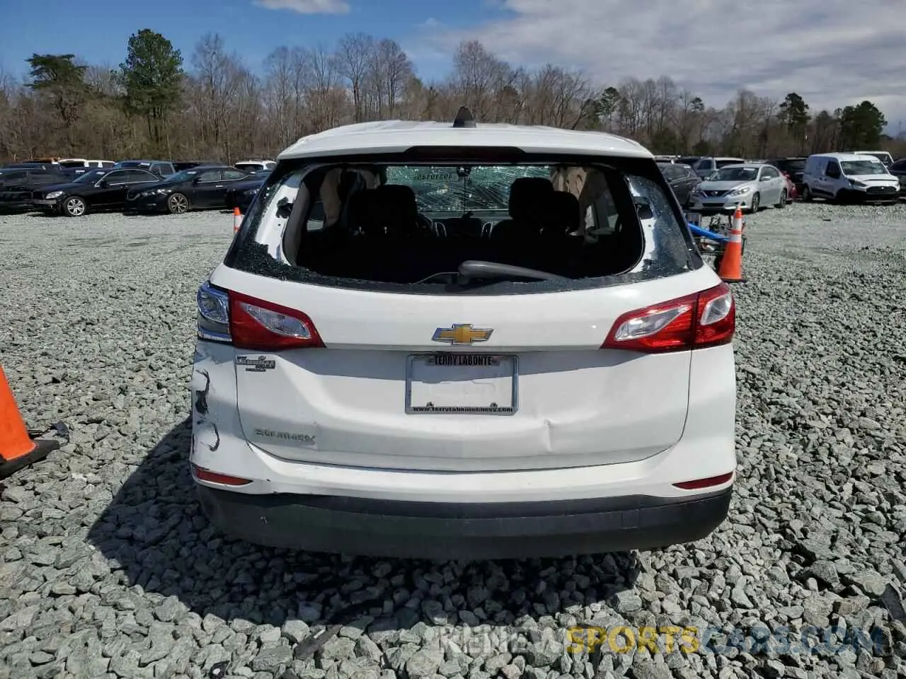 6 Photograph of a damaged car 2GNAXHEV4K6256842 CHEVROLET EQUINOX 2019