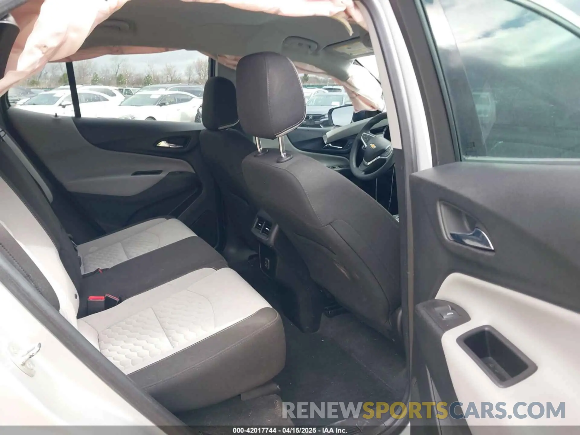 8 Photograph of a damaged car 2GNAXHEV5K6155034 CHEVROLET EQUINOX 2019