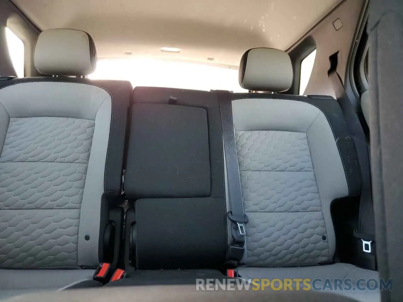 10 Photograph of a damaged car 2GNAXHEV8K6108774 CHEVROLET EQUINOX 2019