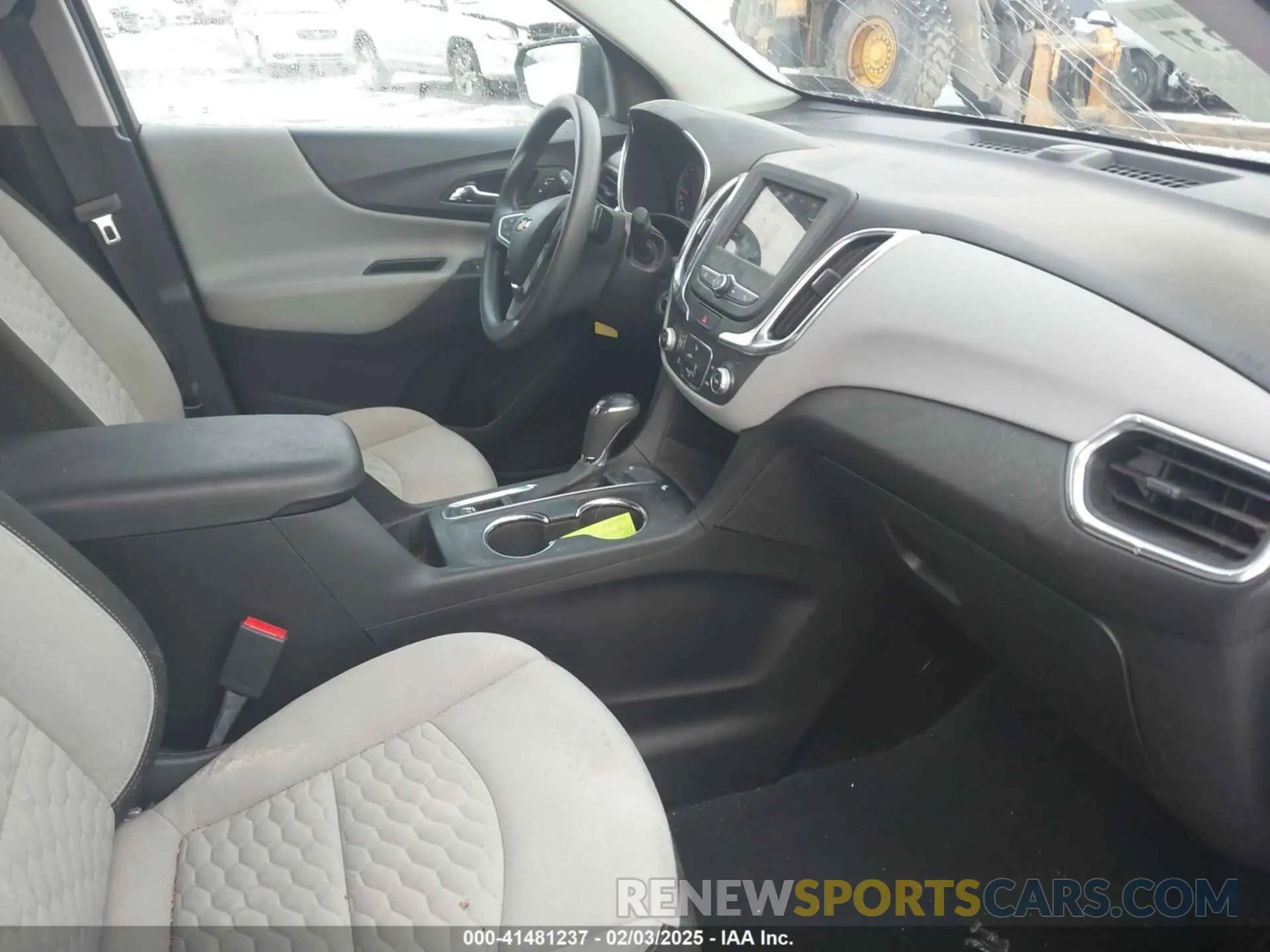 5 Photograph of a damaged car 2GNAXHEV9K6215803 CHEVROLET EQUINOX 2019