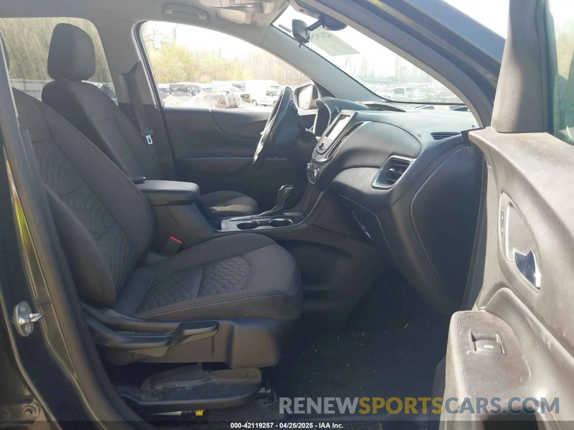 5 Photograph of a damaged car 2GNAXJEV1K6258684 CHEVROLET EQUINOX 2019