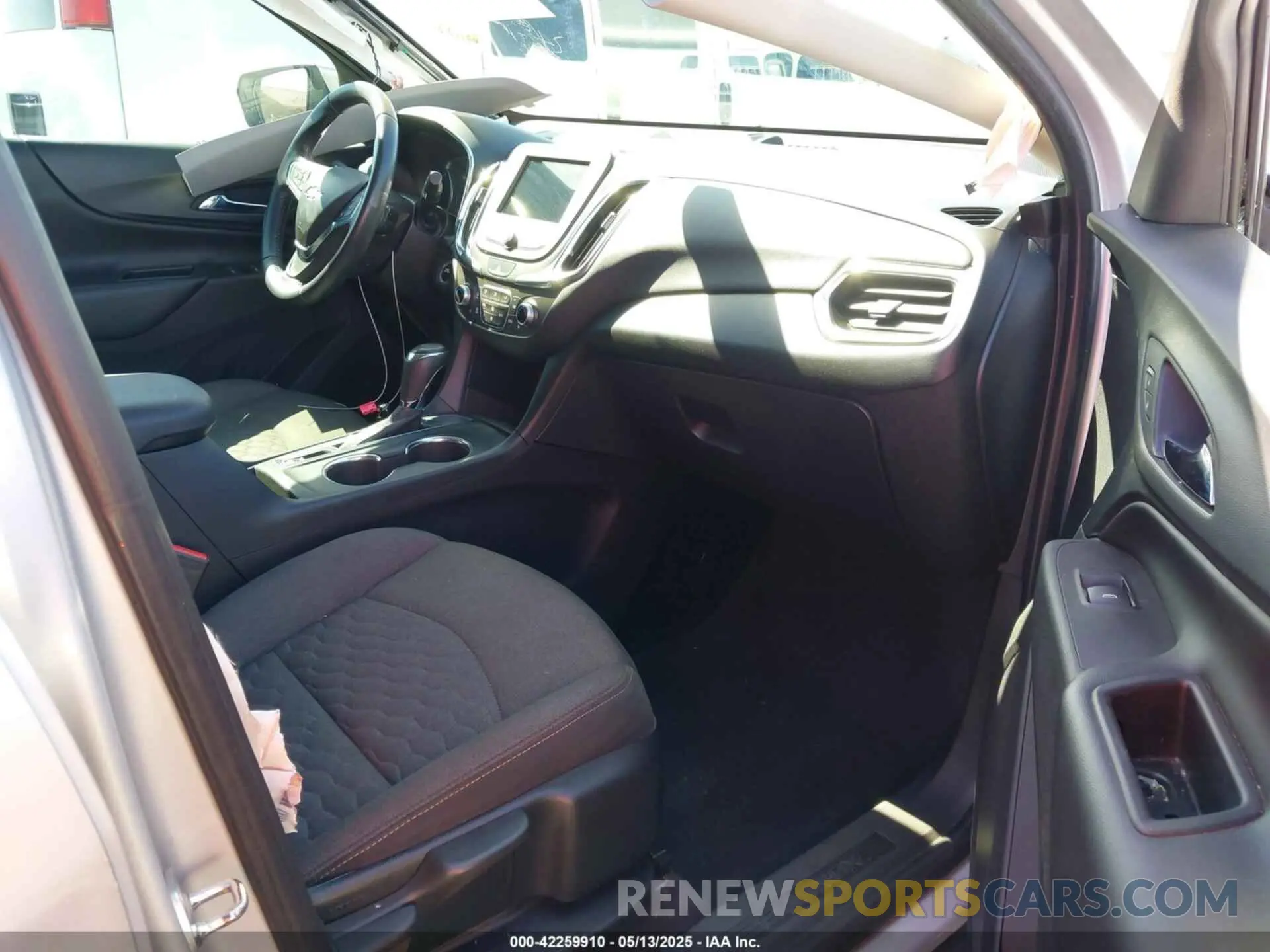 5 Photograph of a damaged car 2GNAXKEV1K6186200 CHEVROLET EQUINOX 2019