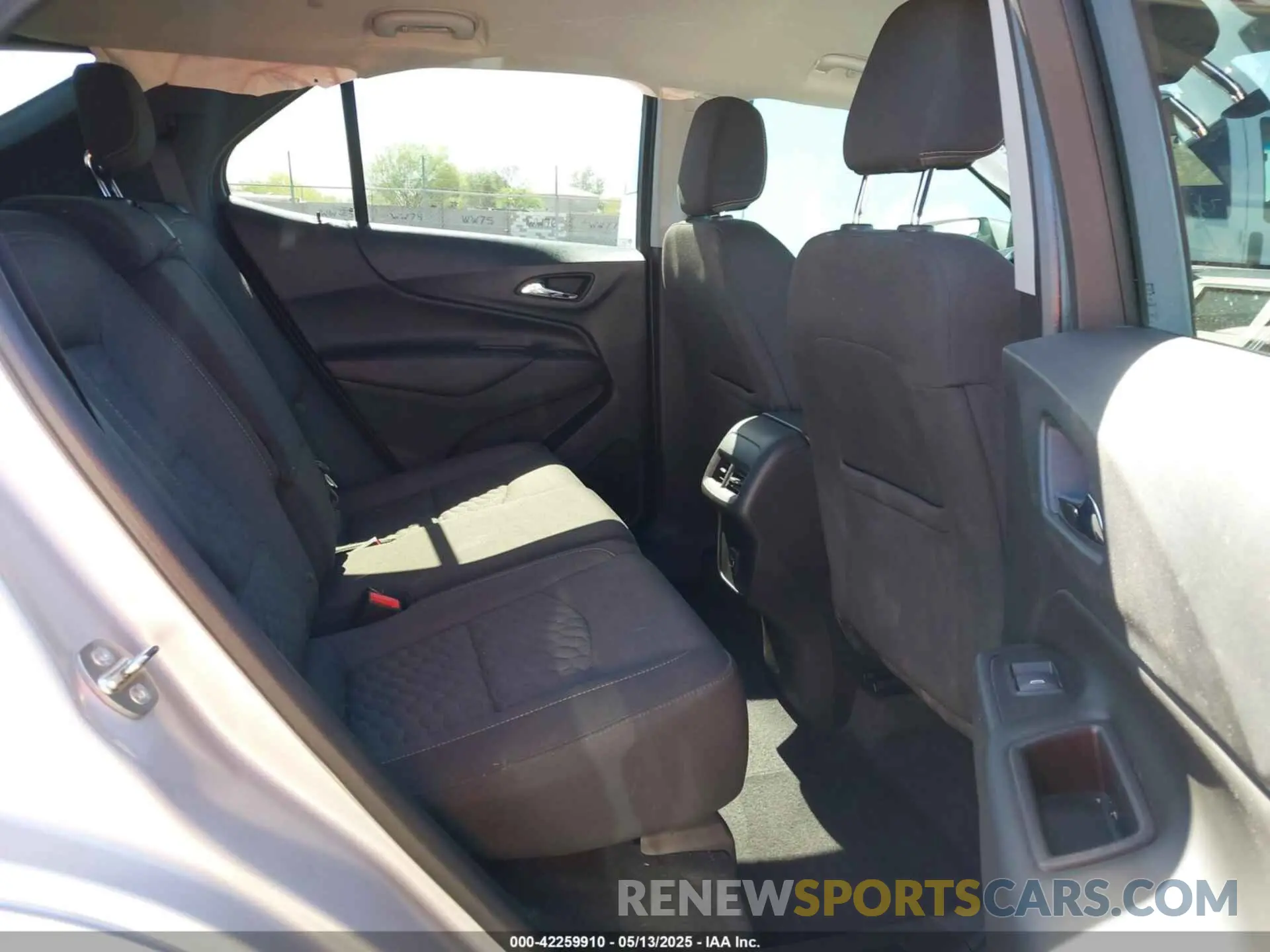 8 Photograph of a damaged car 2GNAXKEV1K6186200 CHEVROLET EQUINOX 2019