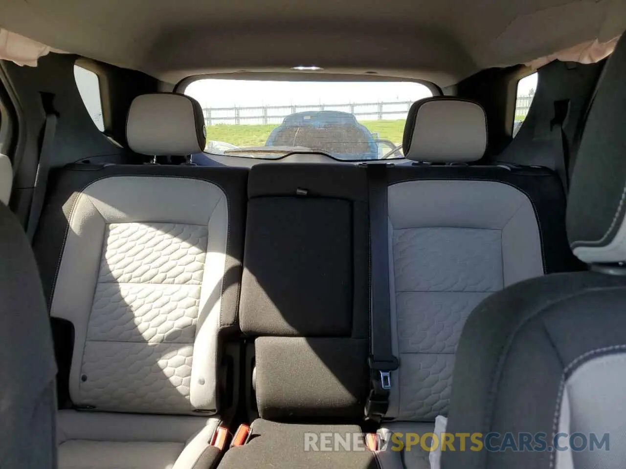 10 Photograph of a damaged car 2GNAXKEV2K6245187 CHEVROLET EQUINOX 2019
