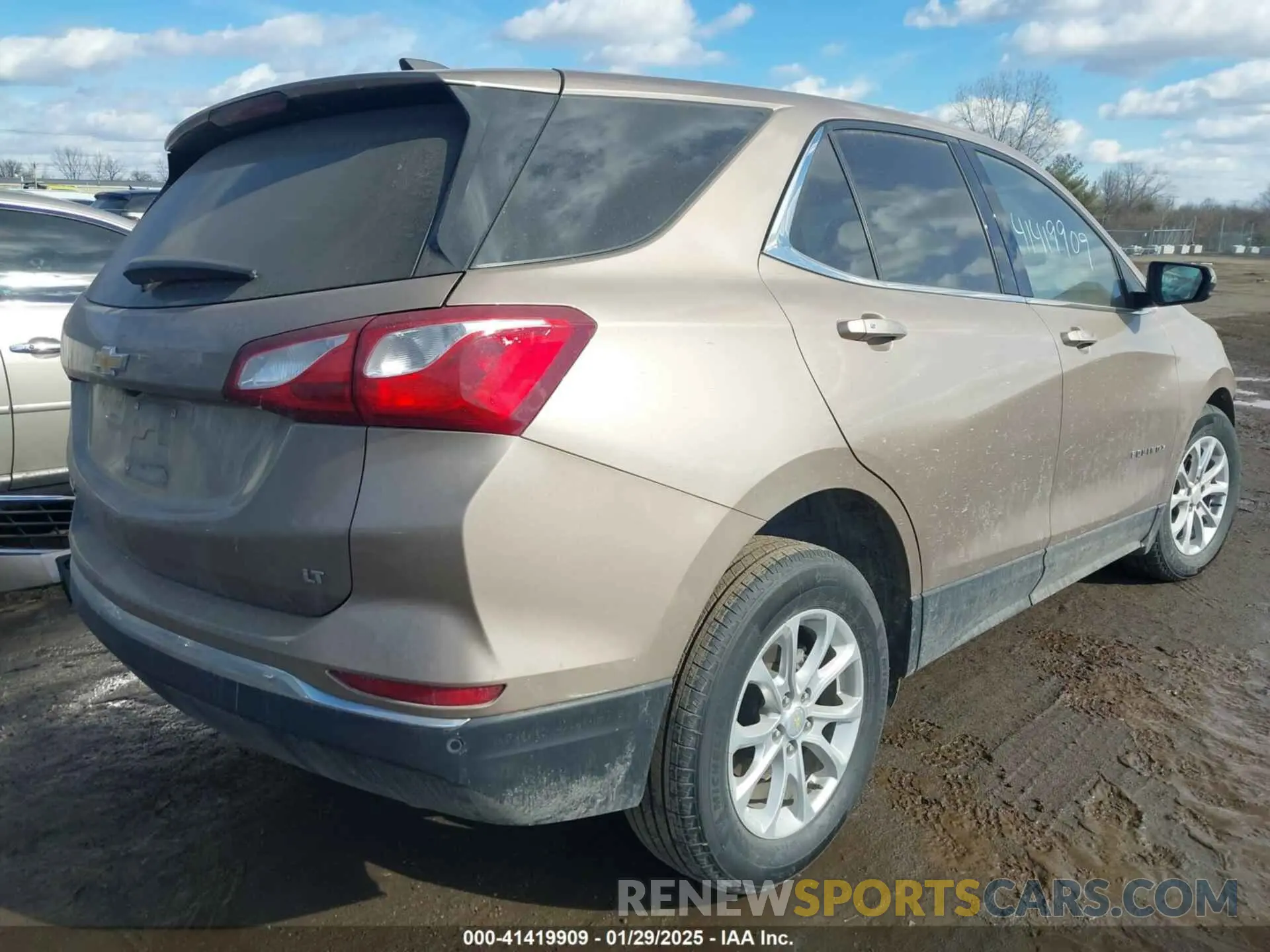 4 Photograph of a damaged car 2GNAXKEV5K6151675 CHEVROLET EQUINOX 2019