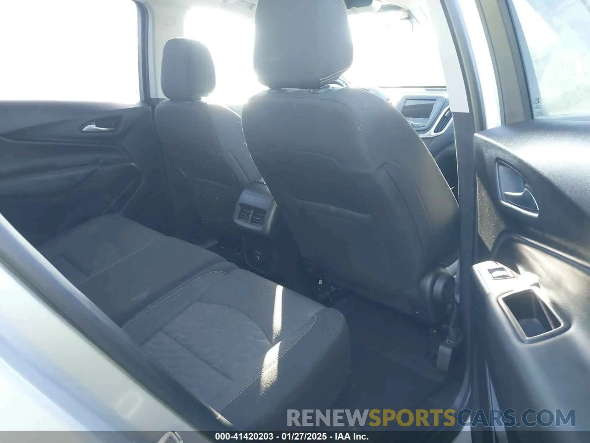8 Photograph of a damaged car 2GNAXKEV6K6152026 CHEVROLET EQUINOX 2019