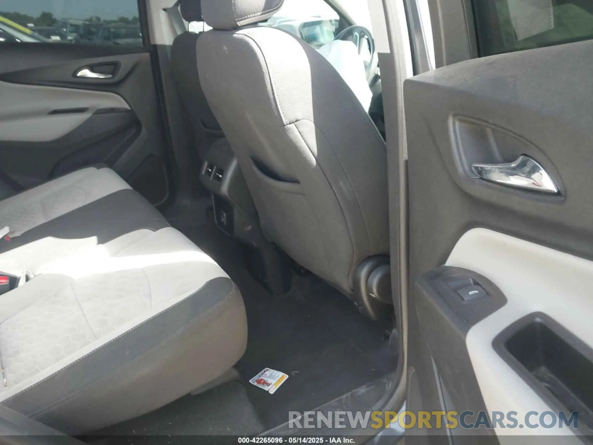 8 Photograph of a damaged car 2GNAXKEV6K6167979 CHEVROLET EQUINOX 2019