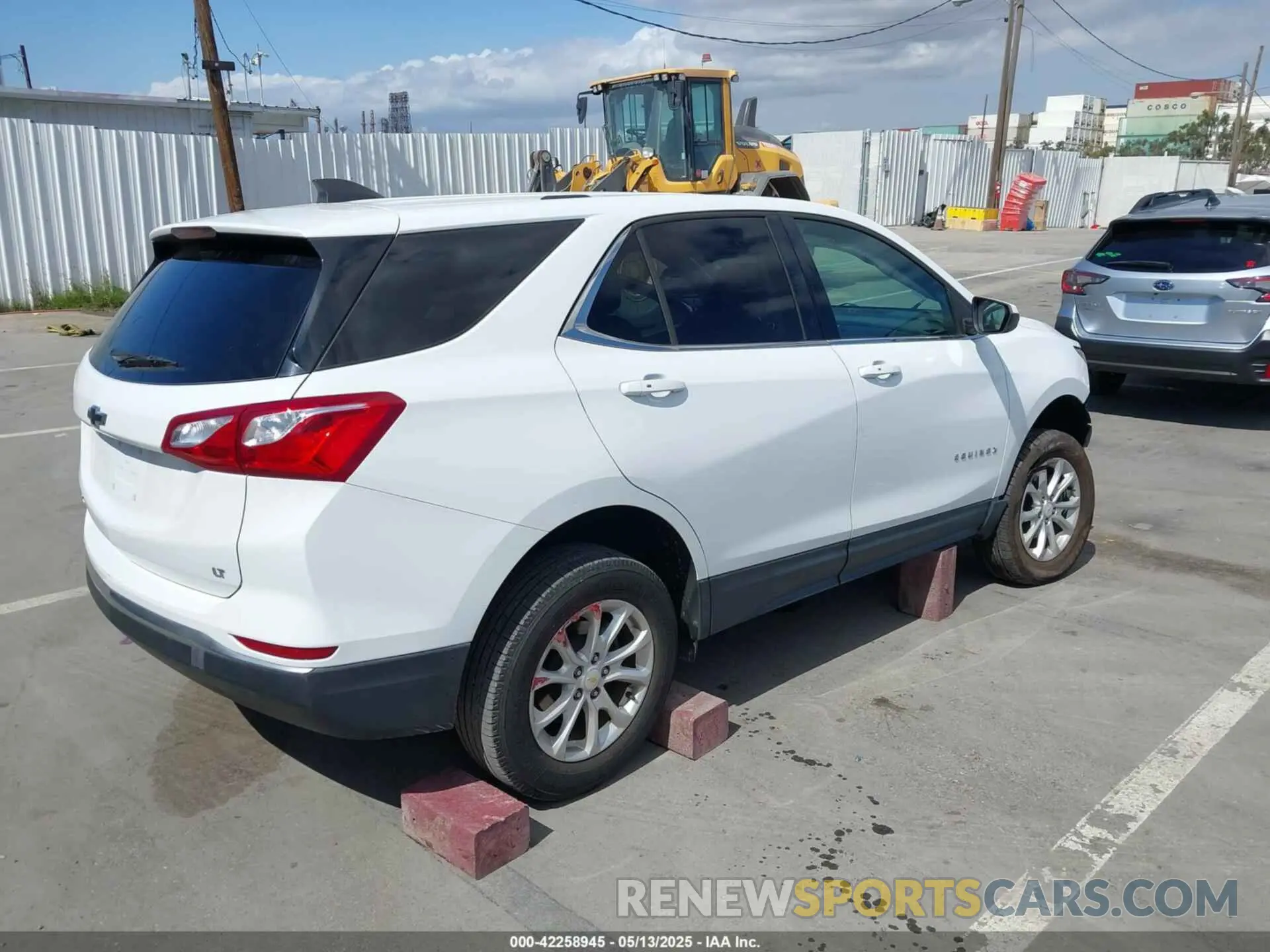 4 Photograph of a damaged car 2GNAXKEV6K6186015 CHEVROLET EQUINOX 2019
