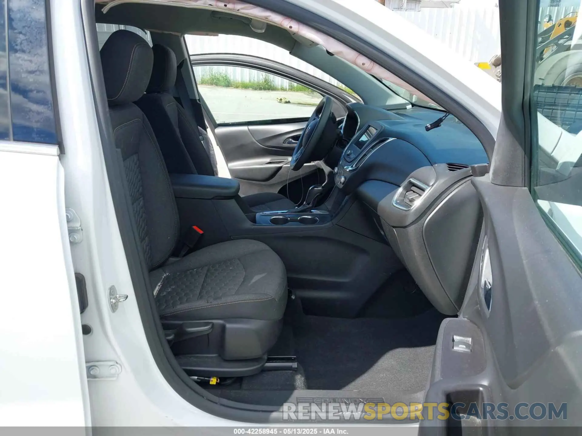 5 Photograph of a damaged car 2GNAXKEV6K6186015 CHEVROLET EQUINOX 2019