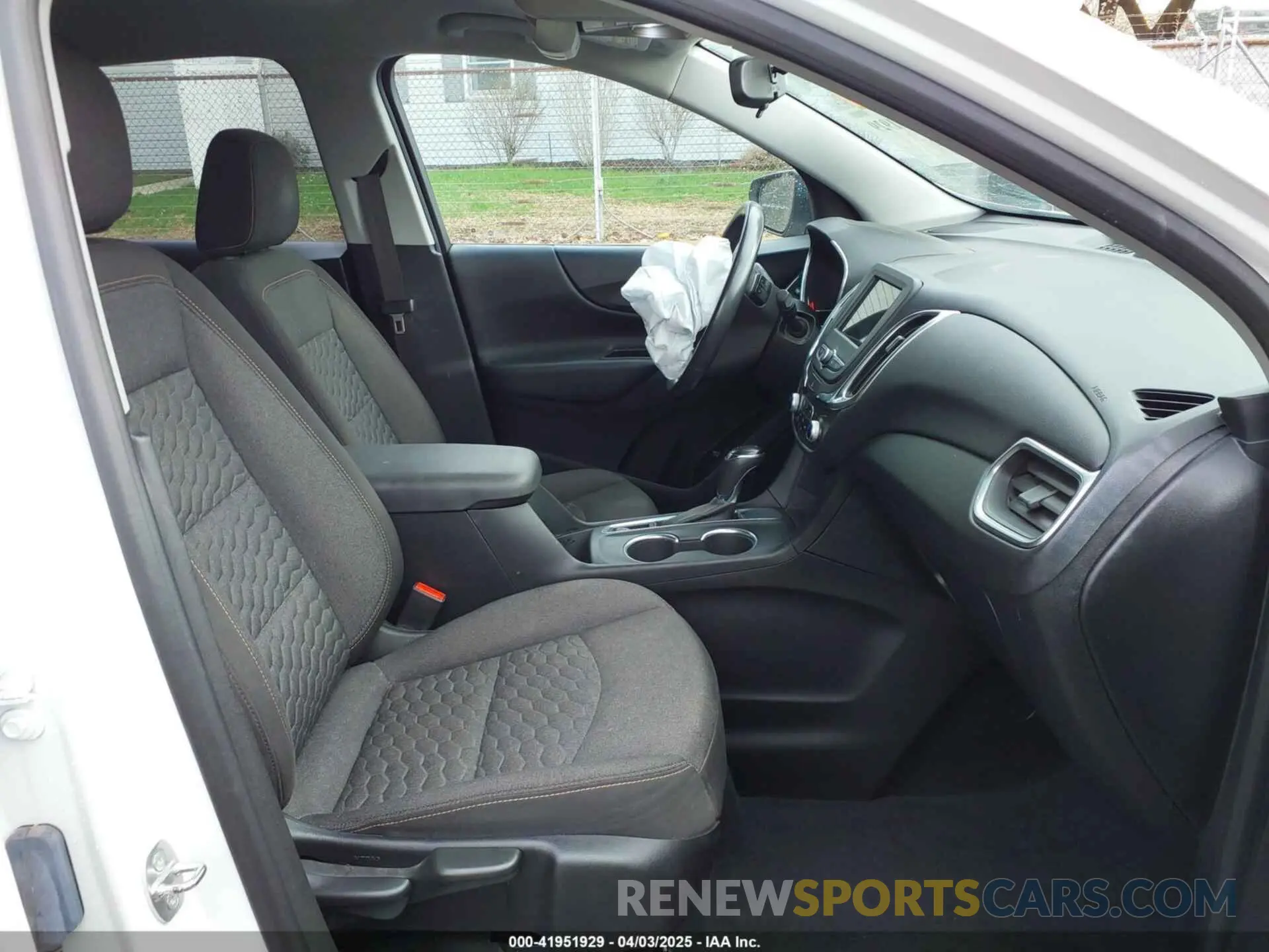 5 Photograph of a damaged car 2GNAXKEV8K6281482 CHEVROLET EQUINOX 2019