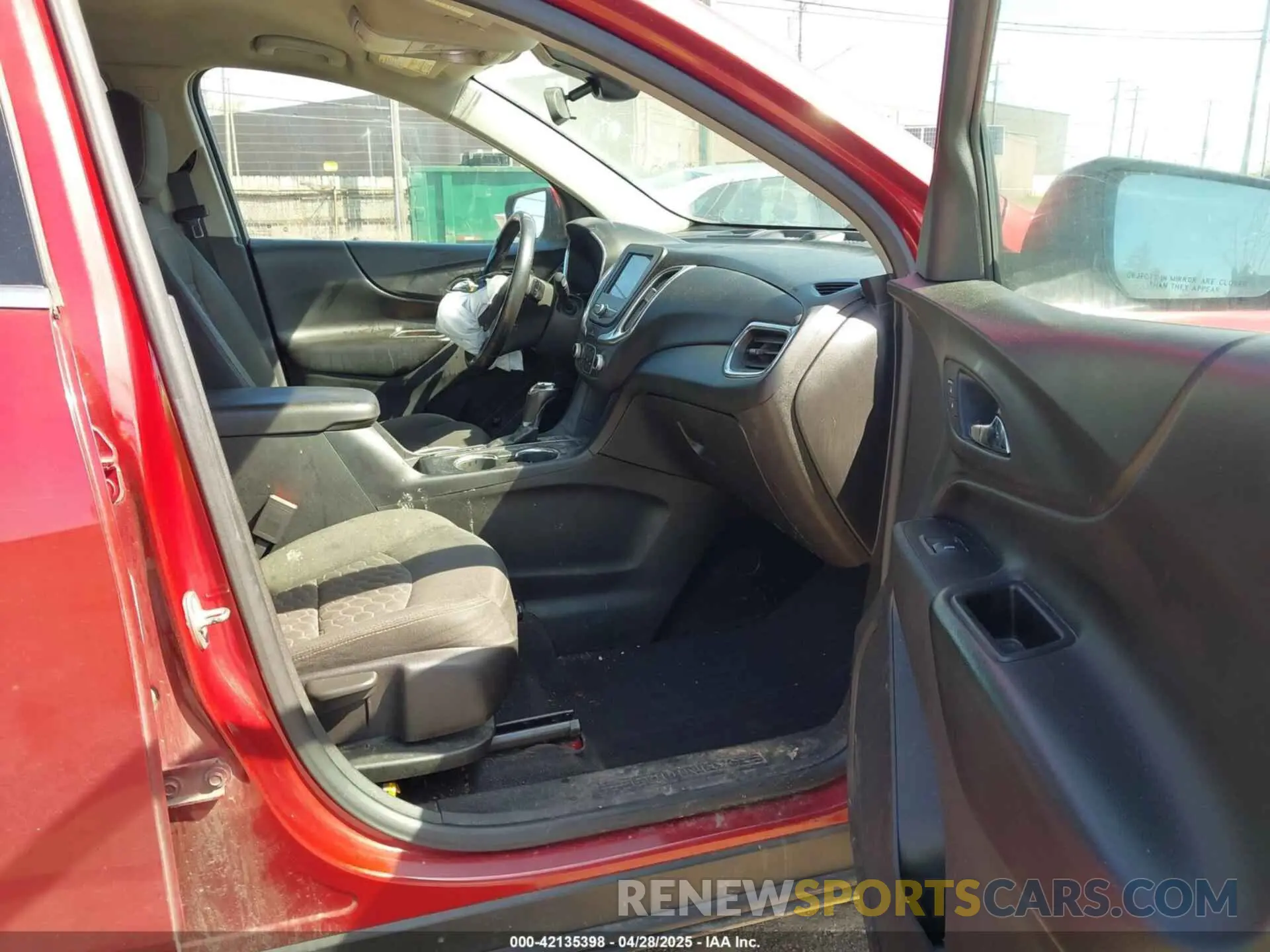 5 Photograph of a damaged car 2GNAXTEV0K6225963 CHEVROLET EQUINOX 2019