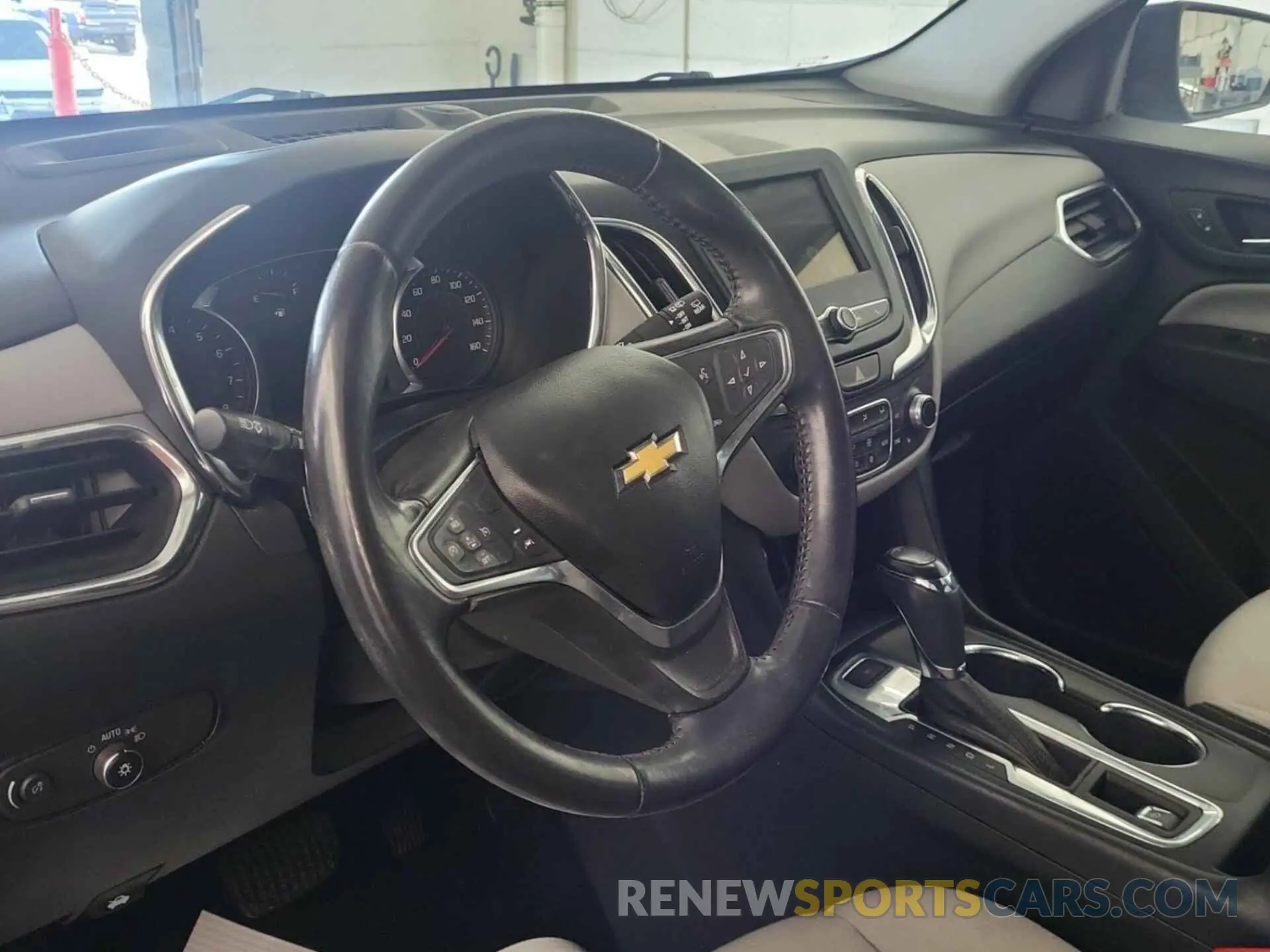 4 Photograph of a damaged car 2GNAXTEV1K6287260 CHEVROLET EQUINOX 2019
