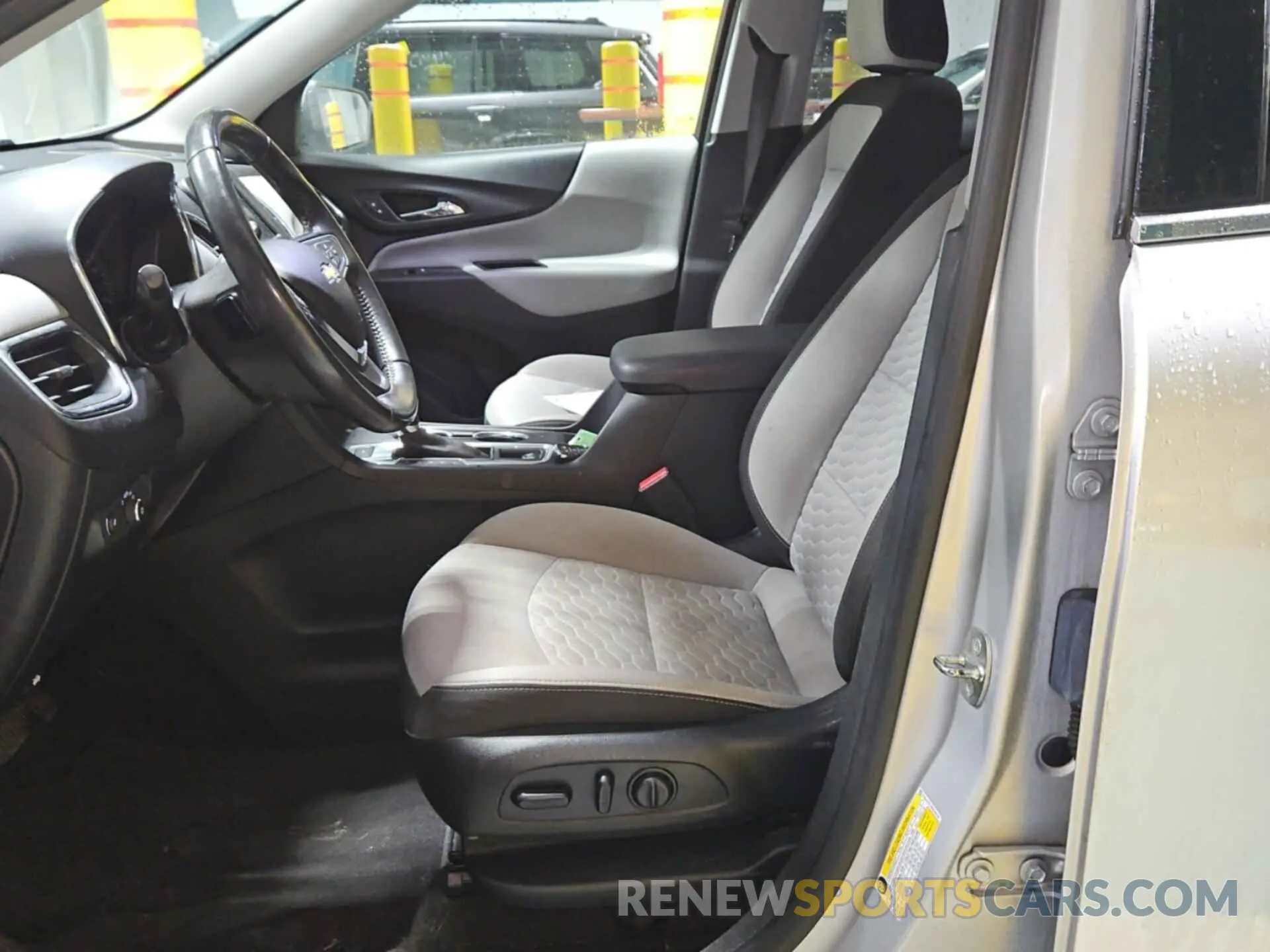 29 Photograph of a damaged car 2GNAXTEV3K6259783 CHEVROLET EQUINOX 2019