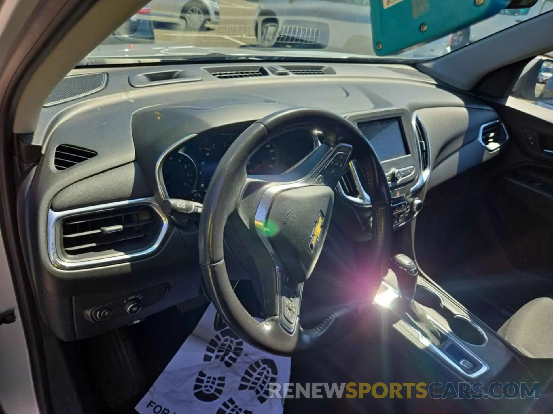 10 Photograph of a damaged car 2GNAXTEV4K6258657 CHEVROLET EQUINOX 2019