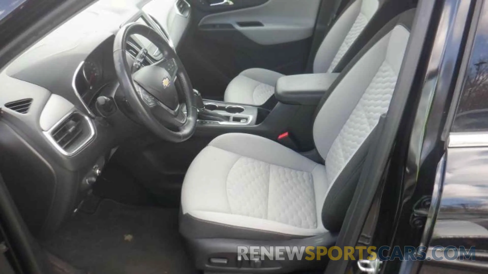 4 Фотография поврежденного автомобиля 2GNAXTEV5K6257517 CHEVROLET EQUINOX 2019
