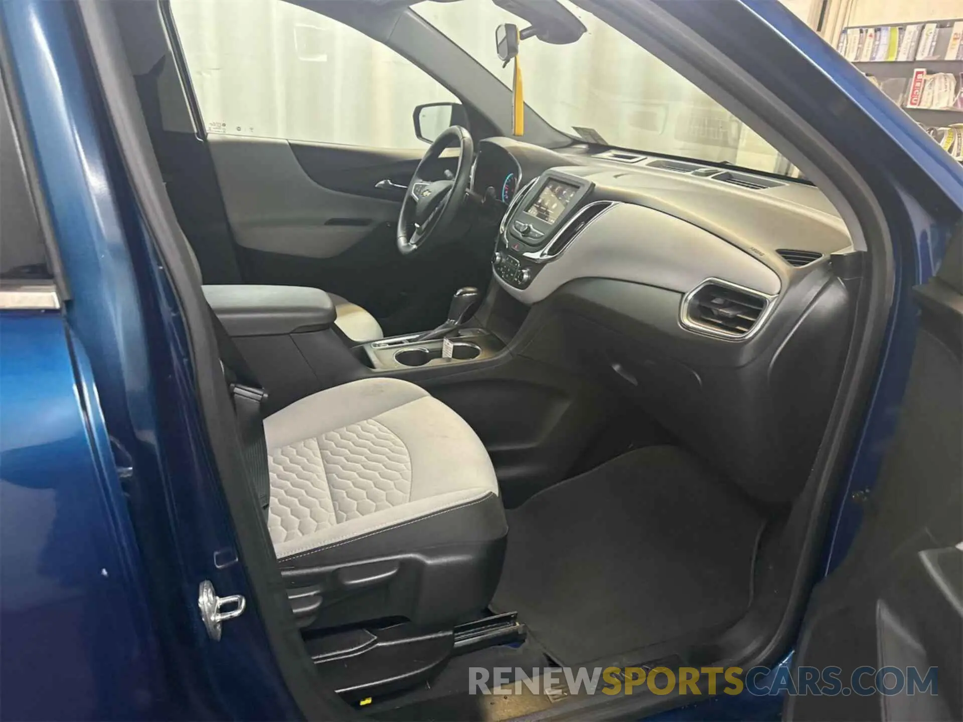 8 Photograph of a damaged car 2GNAXTEV6K6259180 CHEVROLET EQUINOX 2019